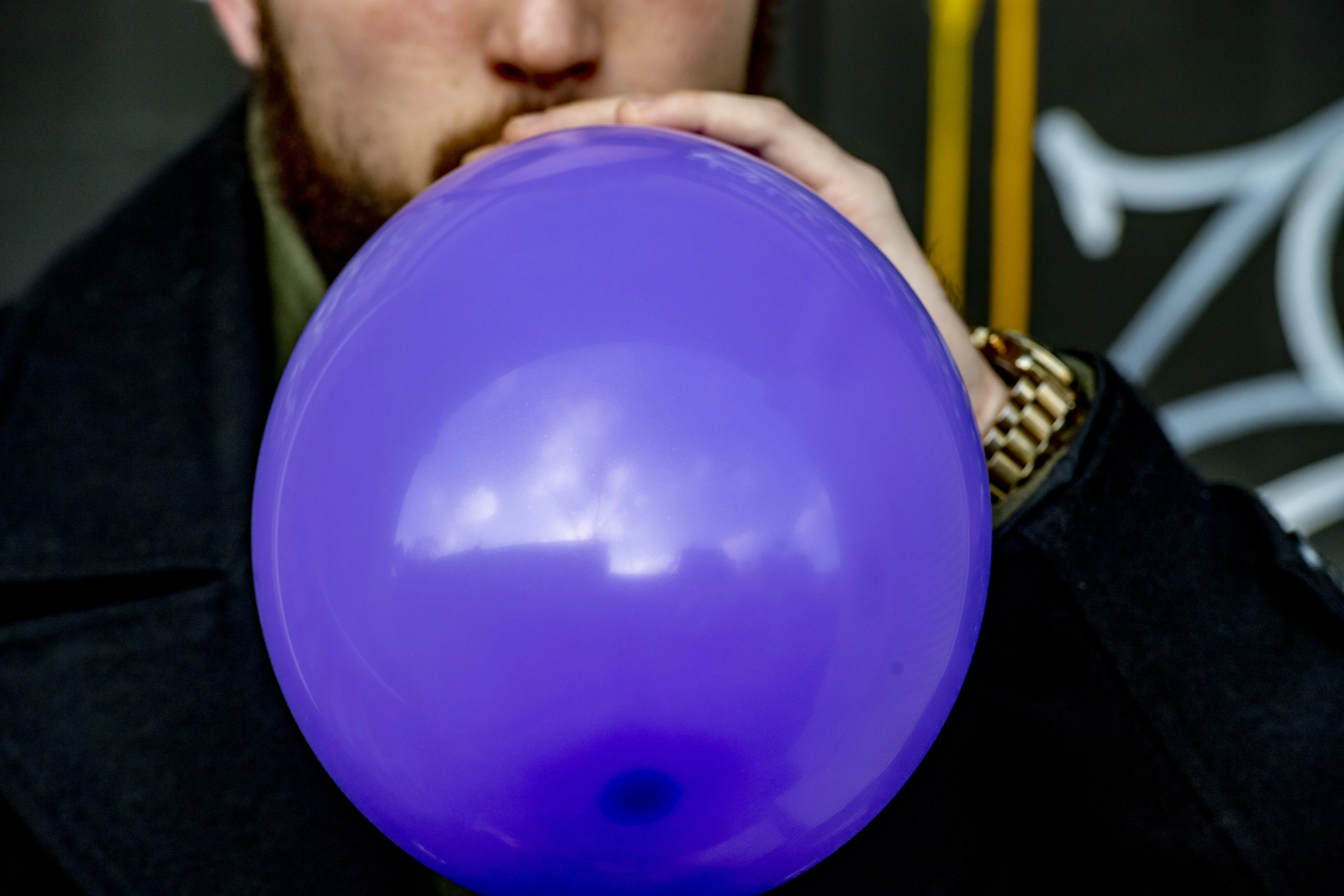 Automobilist slingert met lachgasballon in de mond over de A2