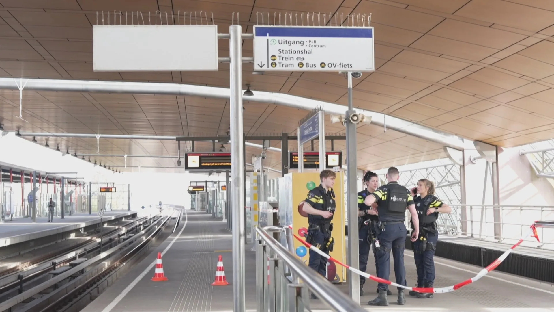 17-jarige jongen aangehouden voor schietpartij metro Schiedam, politie zoekt gewonde