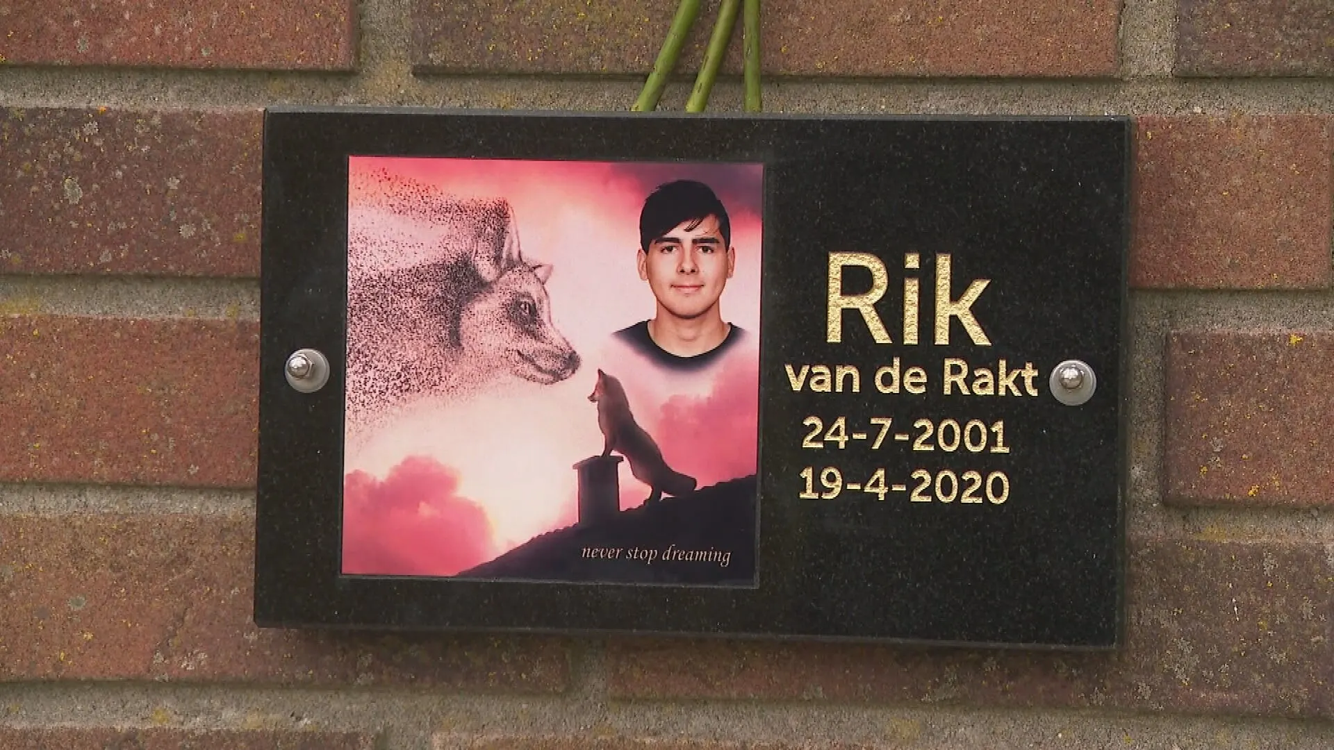 Doodgestoken Rik van de Rakt (18) vereeuwigd op Muur tegen Geweld: 'Hier hoort hij'