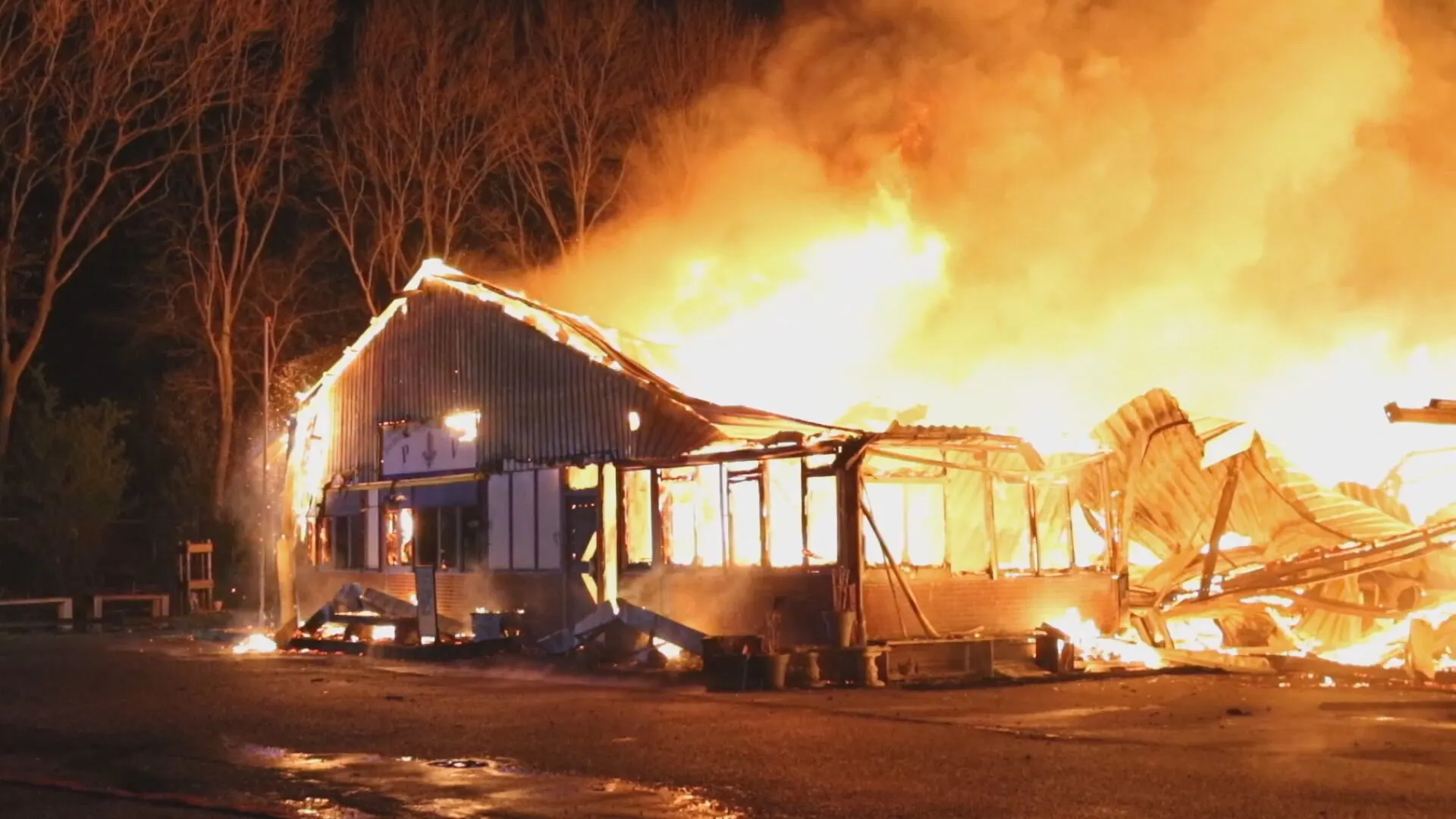 Vlammenzee legt houthandel Zuidland in de as, eigenaren hadden er al hun privébezittingen opgeslagen