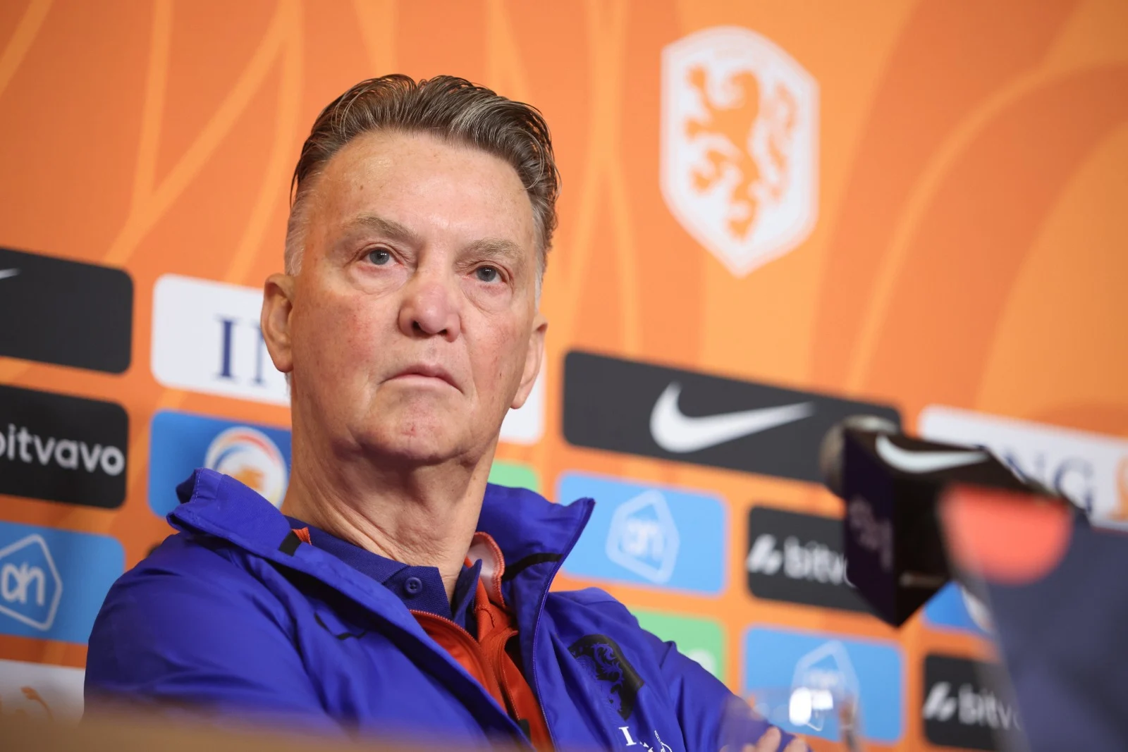 Zo luisteren Britten naar het steenkolenengels van Van Gaal: 'Kromme tenen'