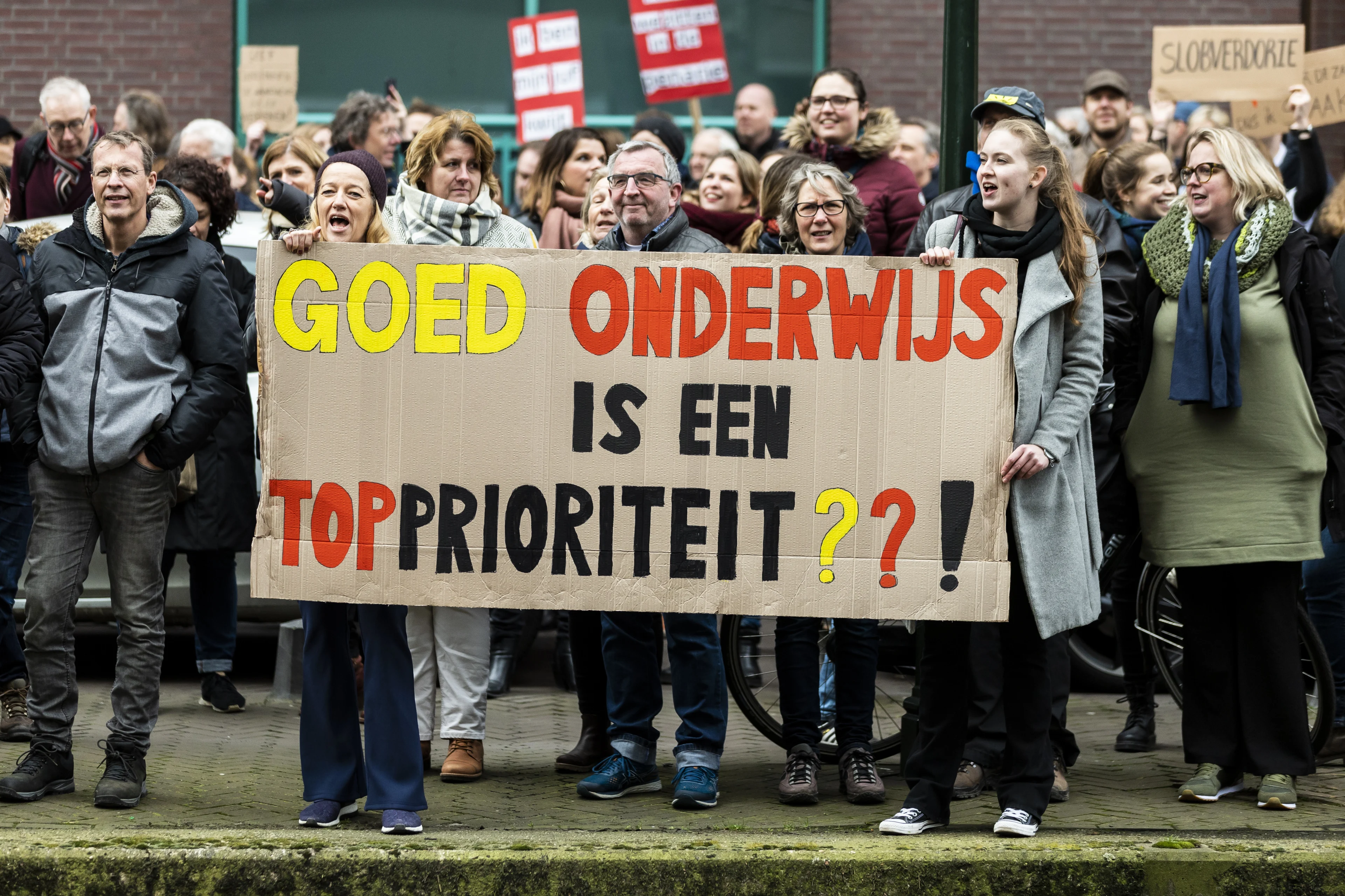 Leraren krijgen 10 procent meer loon, staking van de baan