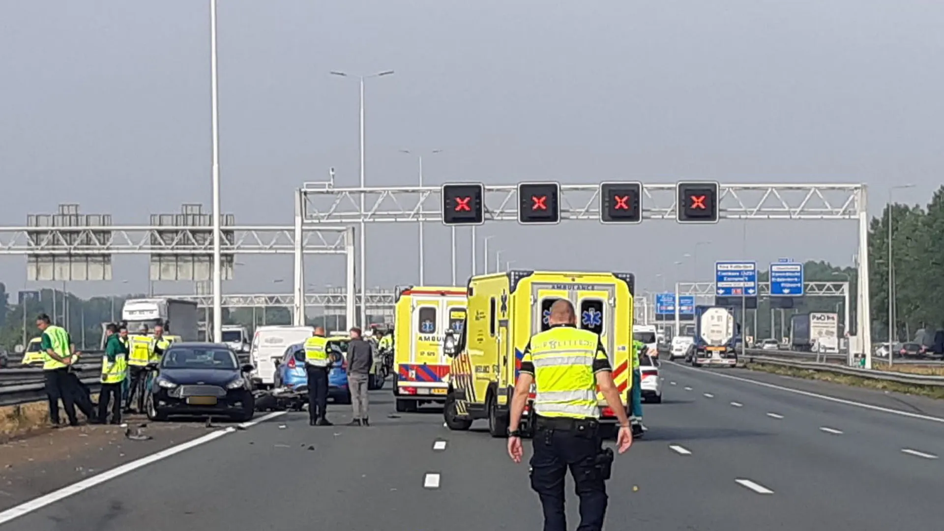Motorrijder botst op busje op A15 en overlijdt