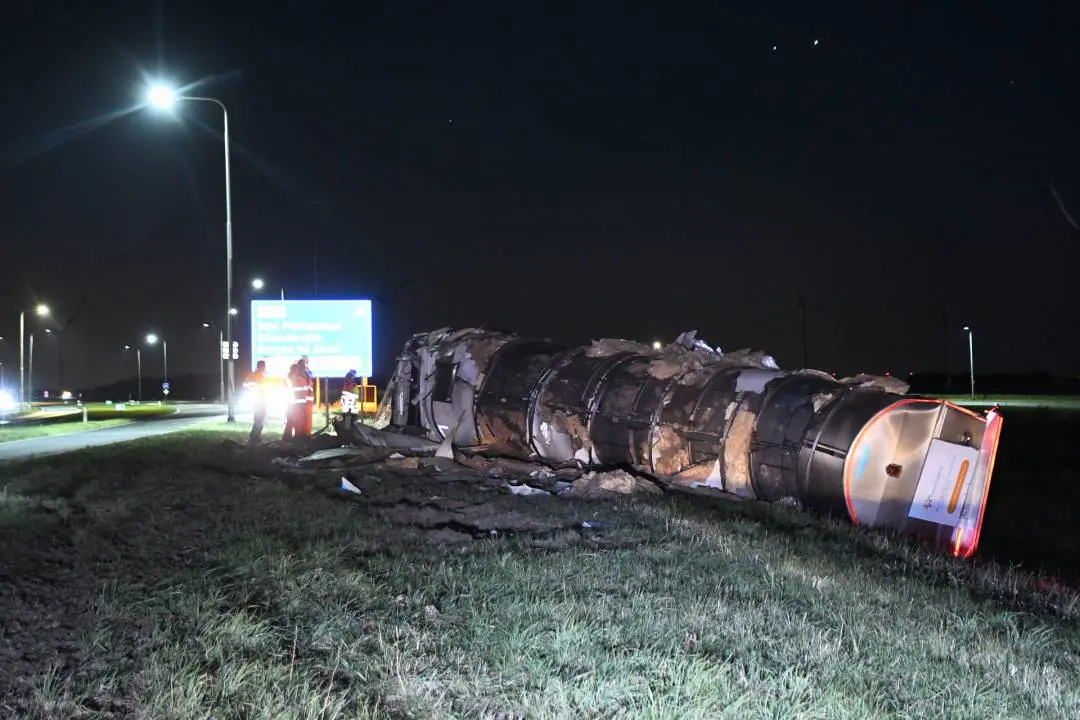 Melkwagen kantelt op N59 bij Bruinisse, weg nog de hele ochtend dicht