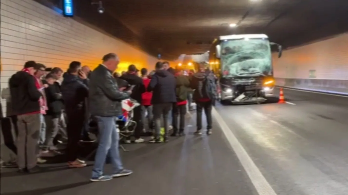 AZ-fans gewond door botsing bussen op weg naar bekerfinale