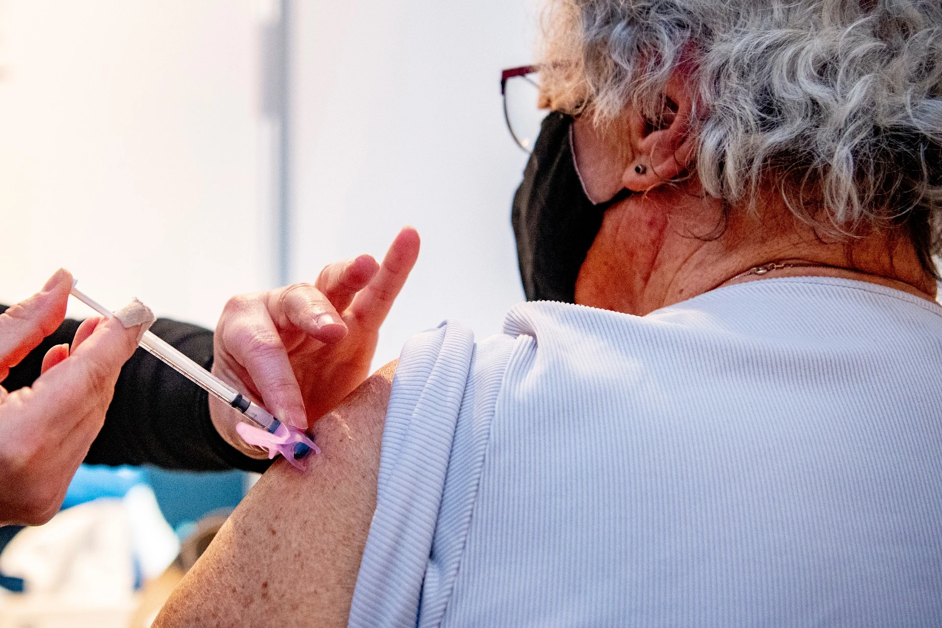 Teleurstelling, ongeduld en opluchting: even geen AstraZeneca-prikken in Nederland