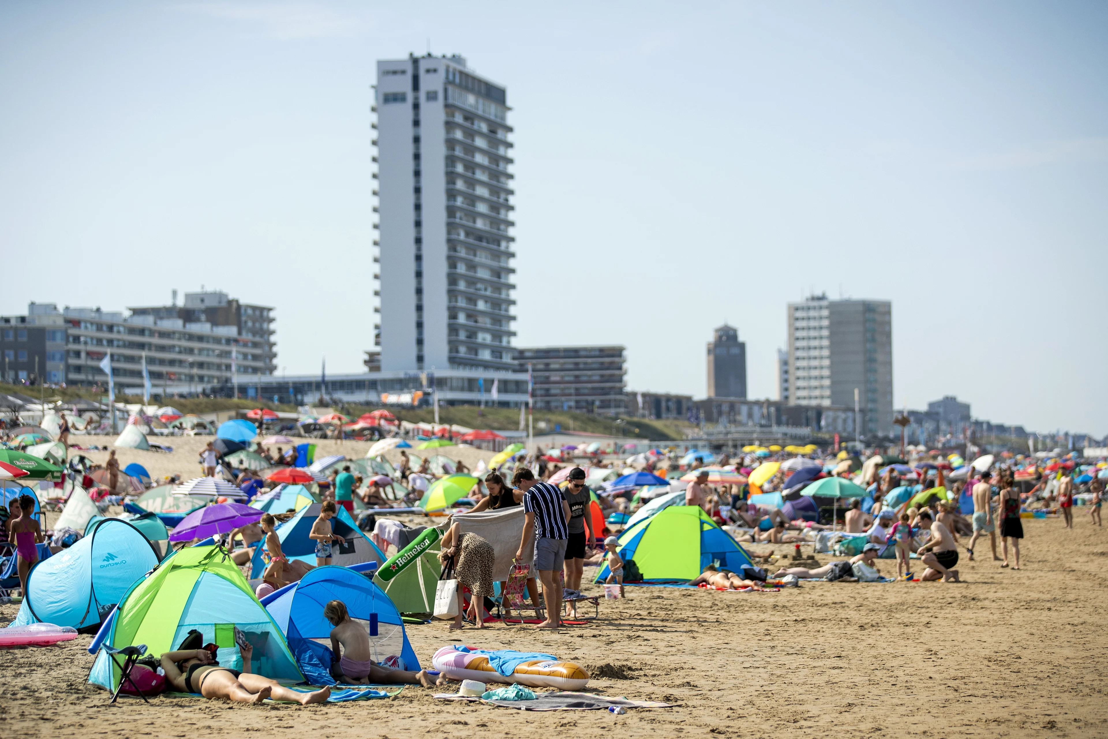 Drukte richting stranden: parkeerplaatsen Zandvoort en Bloemendaal al bijna vol