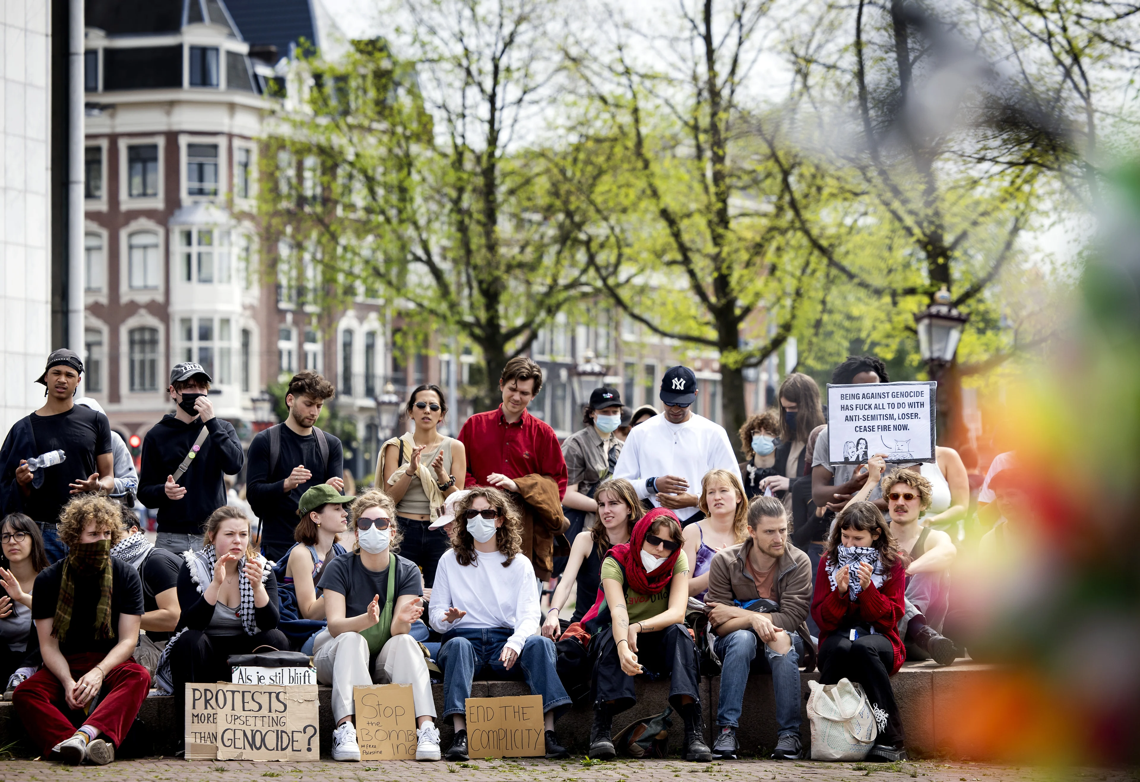 Demonstraties gaan door: 200 betogers buiten bij spoeddebat over protesten Amsterdam