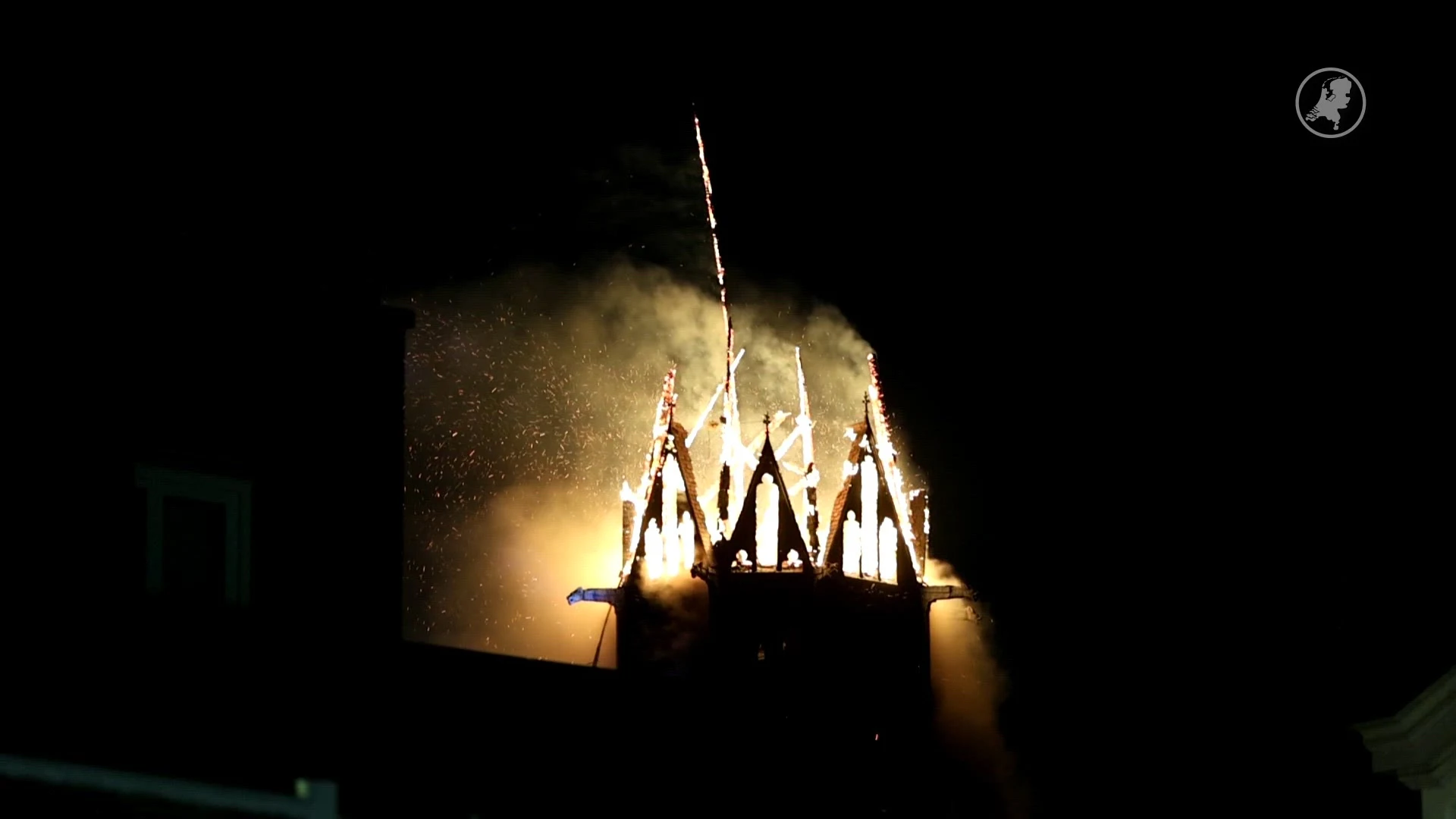 Enorme brand in Vondelkerk, toren ingestort