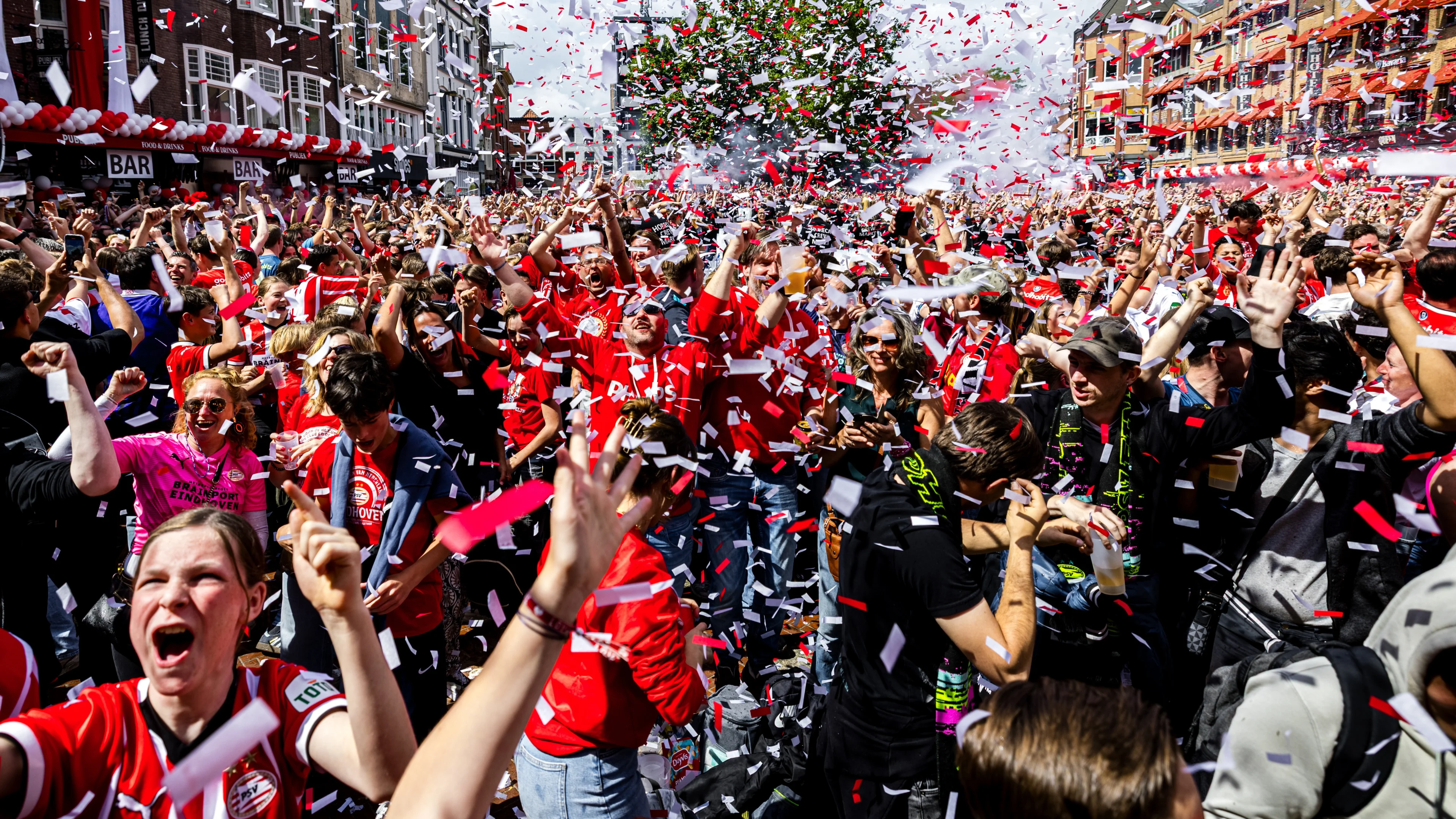 PSV pakt 26e landstitel na zinderende zege op Sparta