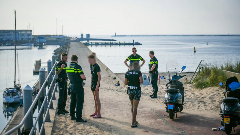 Verdachte (17) van mishandelen boa bij strand IJmuiden op vrije voeten