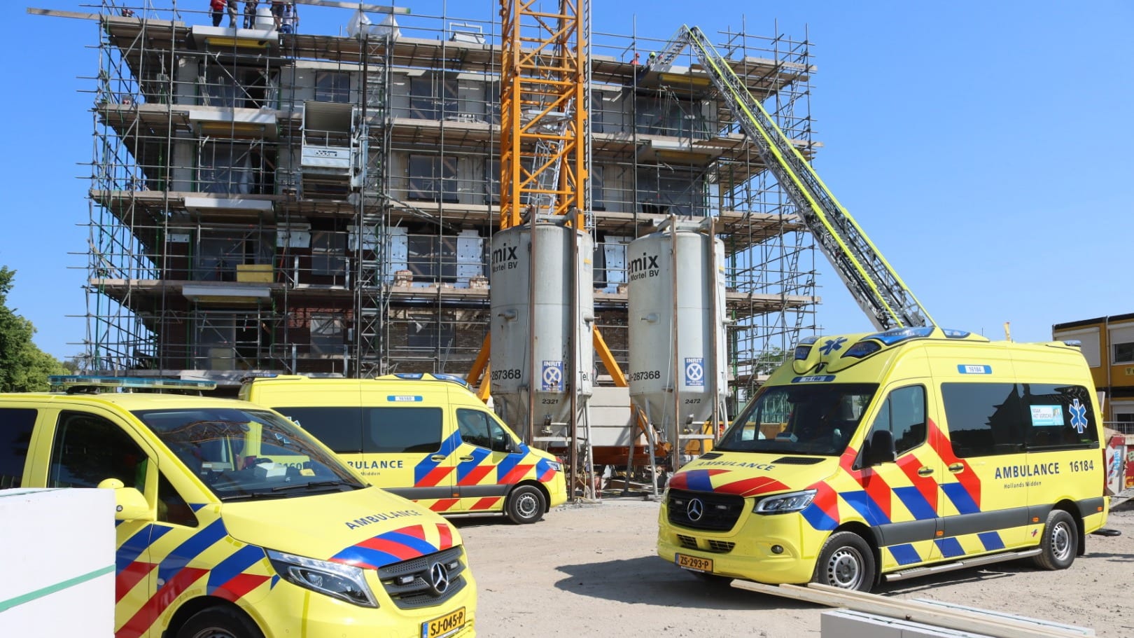 Betonblok valt op bouwvakker, hulpdiensten rukken massaal uit