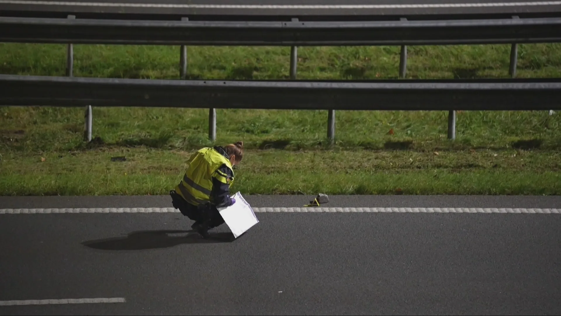 Weer stenen op snelweg bij Apeldoorn: auto's krijgen klapband