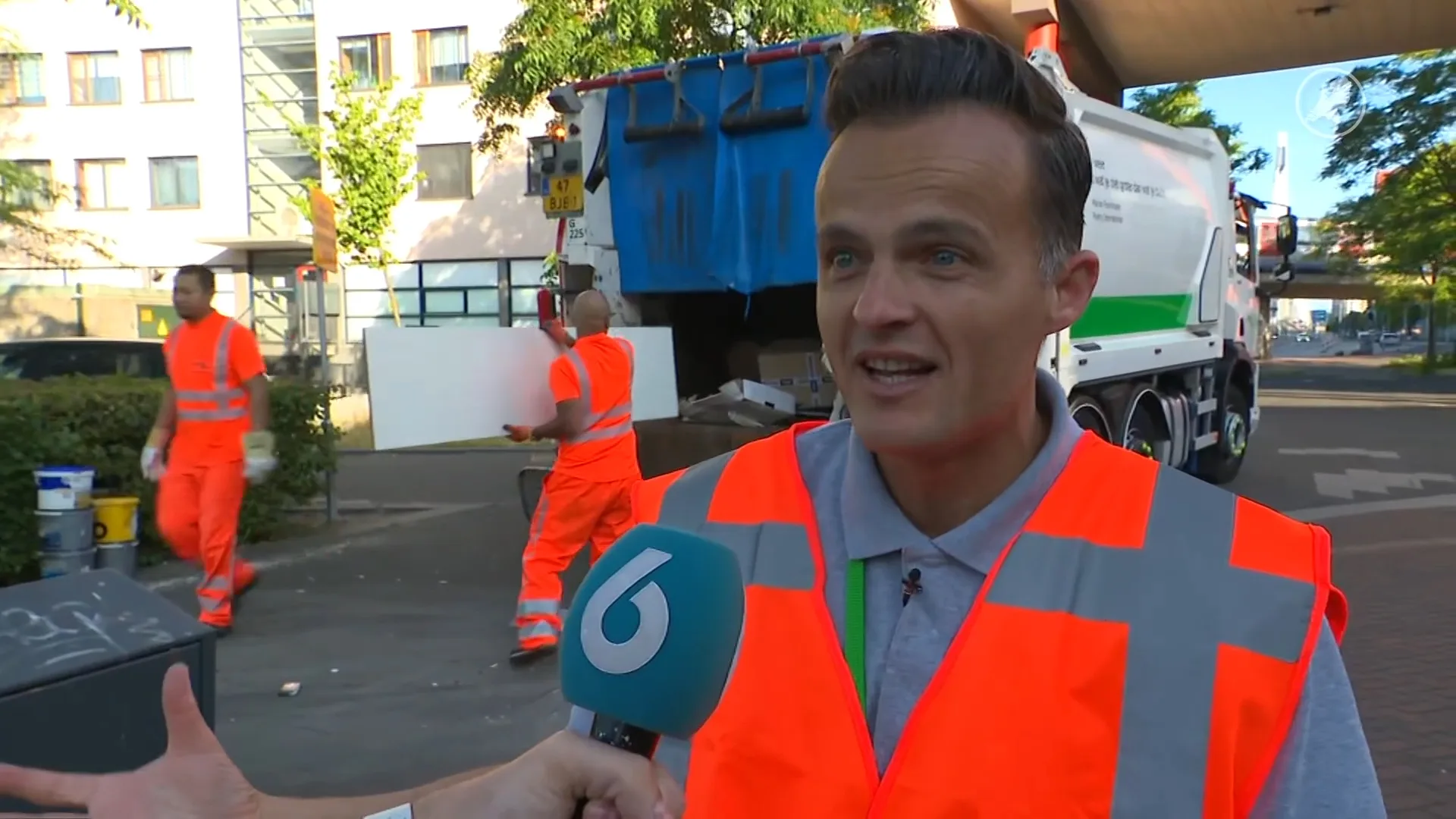 Mitchel helpt Rotterdamse vuilnismannen door de hitte heen