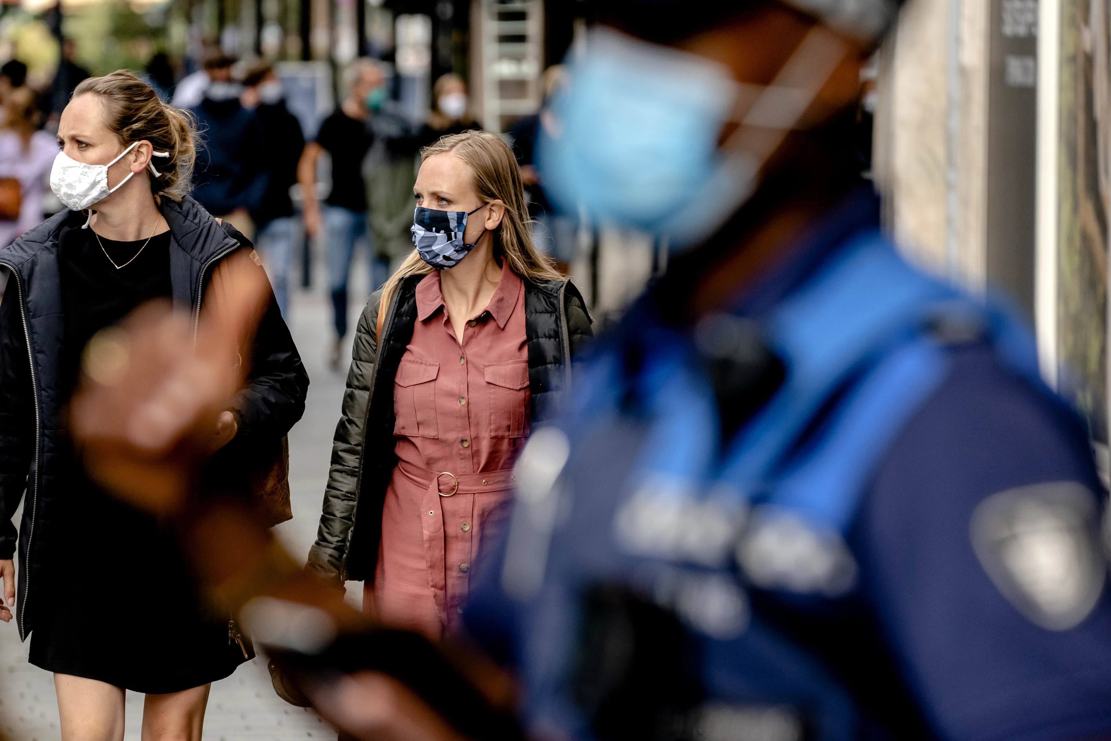 Handhavers in Amsterdam delen 148 boetes uit aan mensen zonder mondkapje