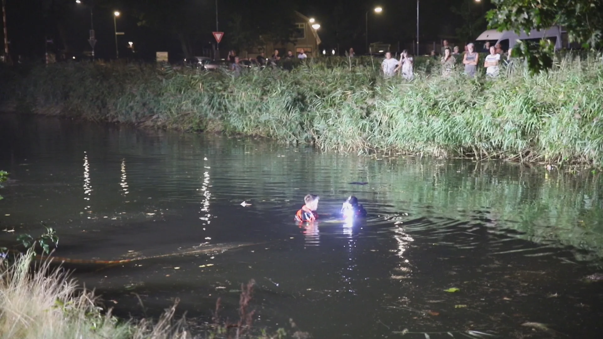 Brandweerduikers halen twee mensen uit te water geraakte auto Apeldoorn