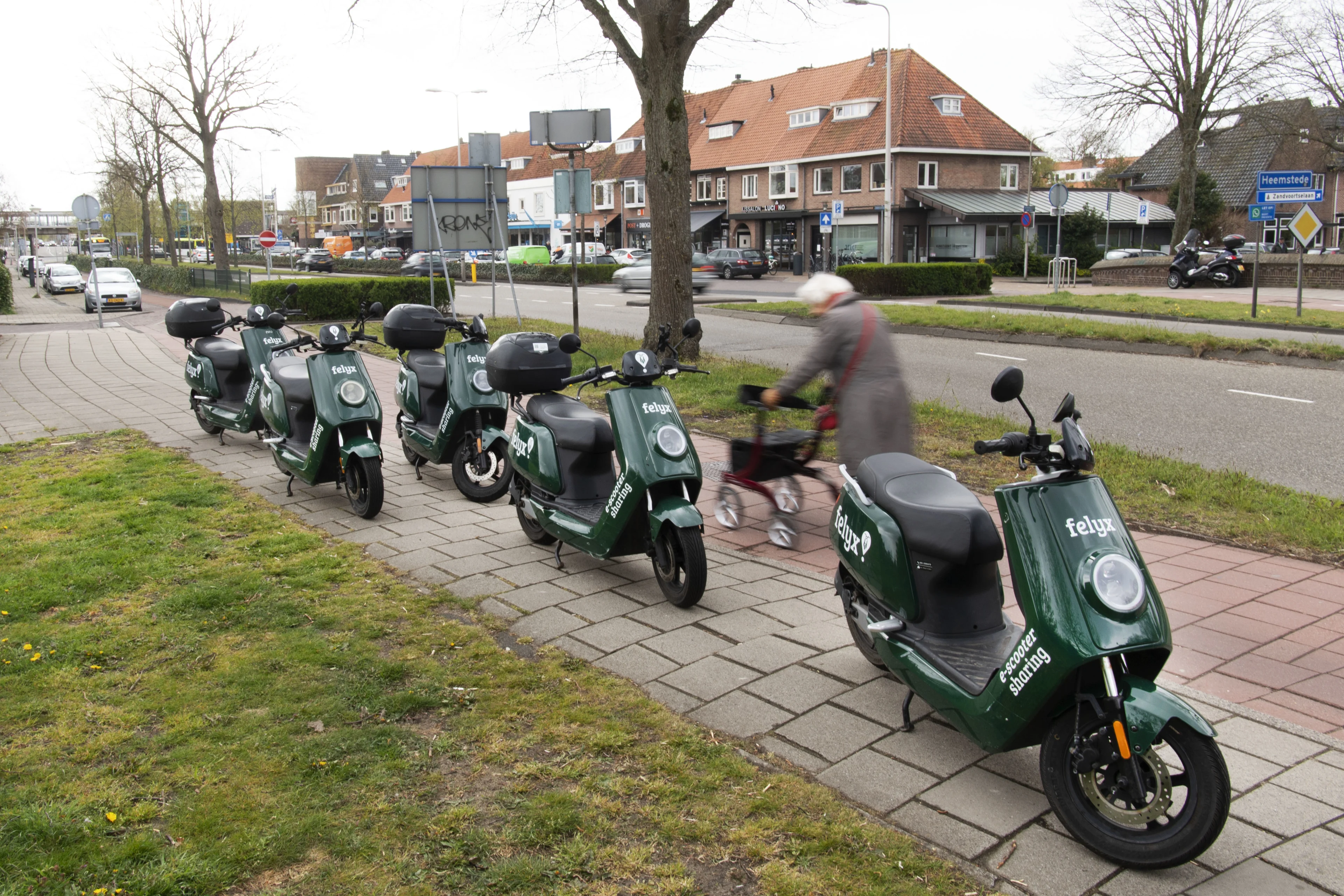 Deelscooter midden op de stoep parkeren? Dat gaat je geld kosten