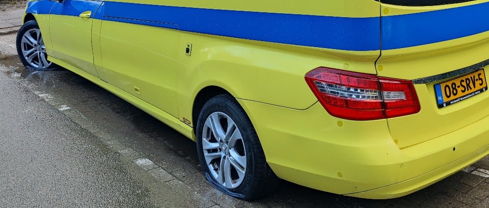 Banden voertuig Dierenambulance lekgestoken tijdens jaarwisseling