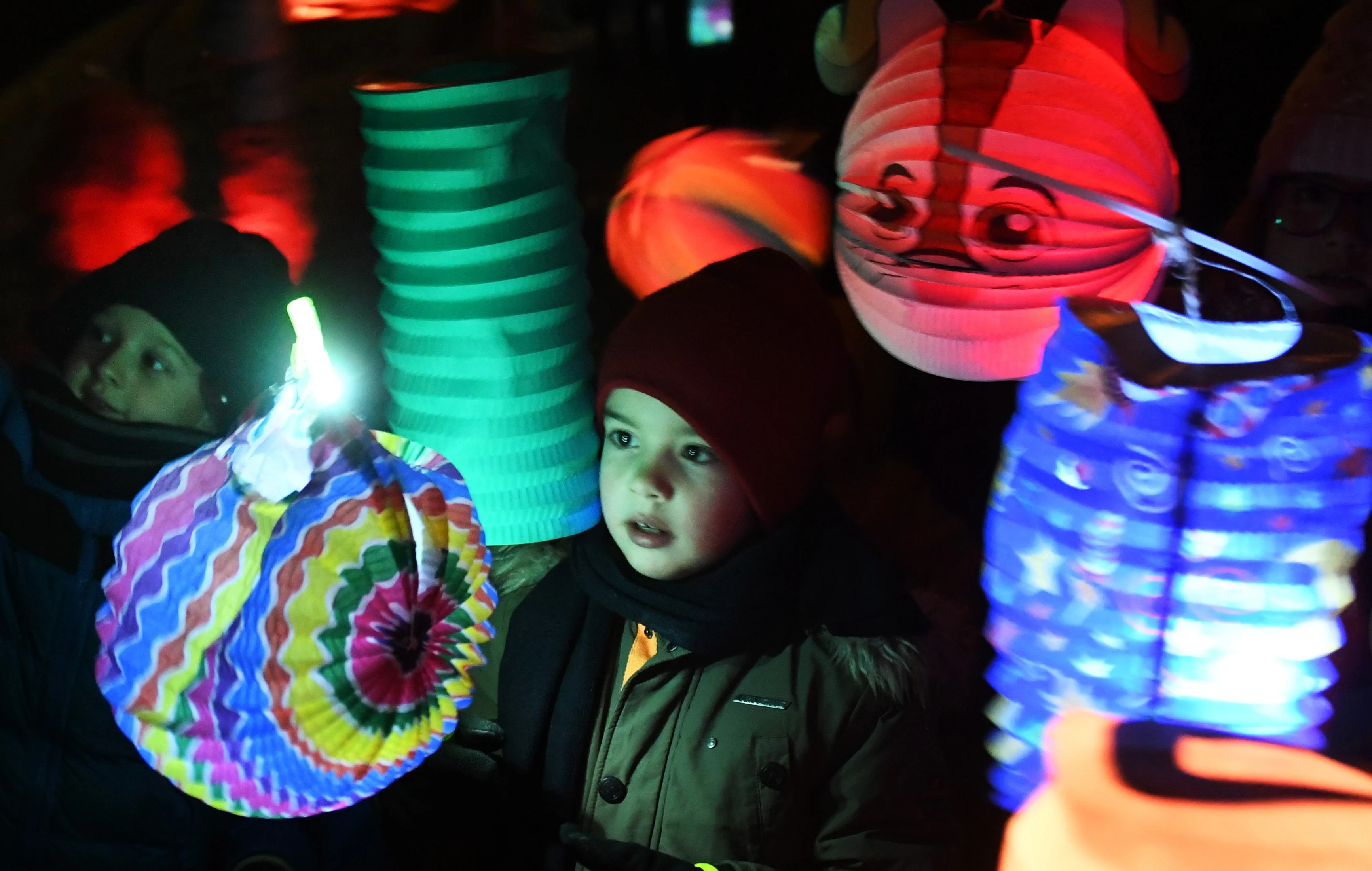 HEMA waarschuwt: kind kan knoopcelbatterij uit lampionstok halen