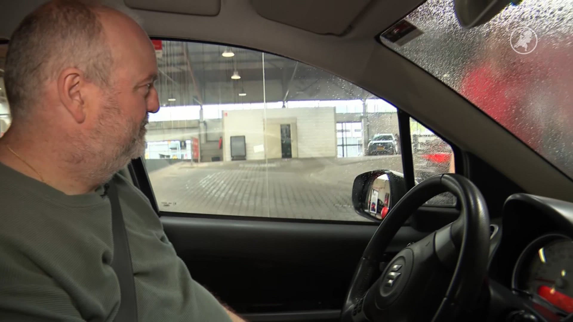 Gert is niet weg te slaan uit de wasstraat
