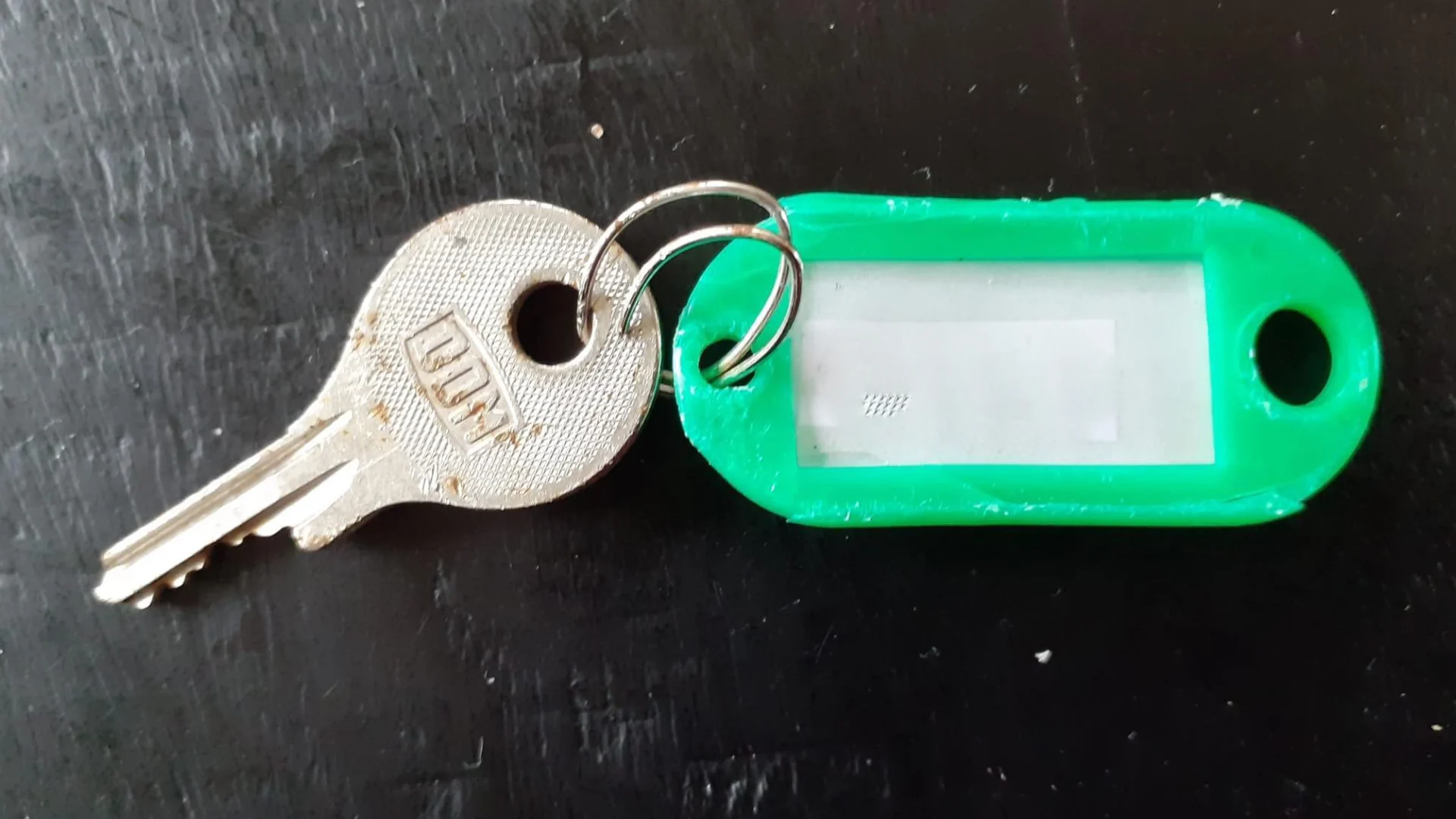 Mysterieuze sleutels met telefoonnummers duiken op in Niedorp, politie waarschuwt