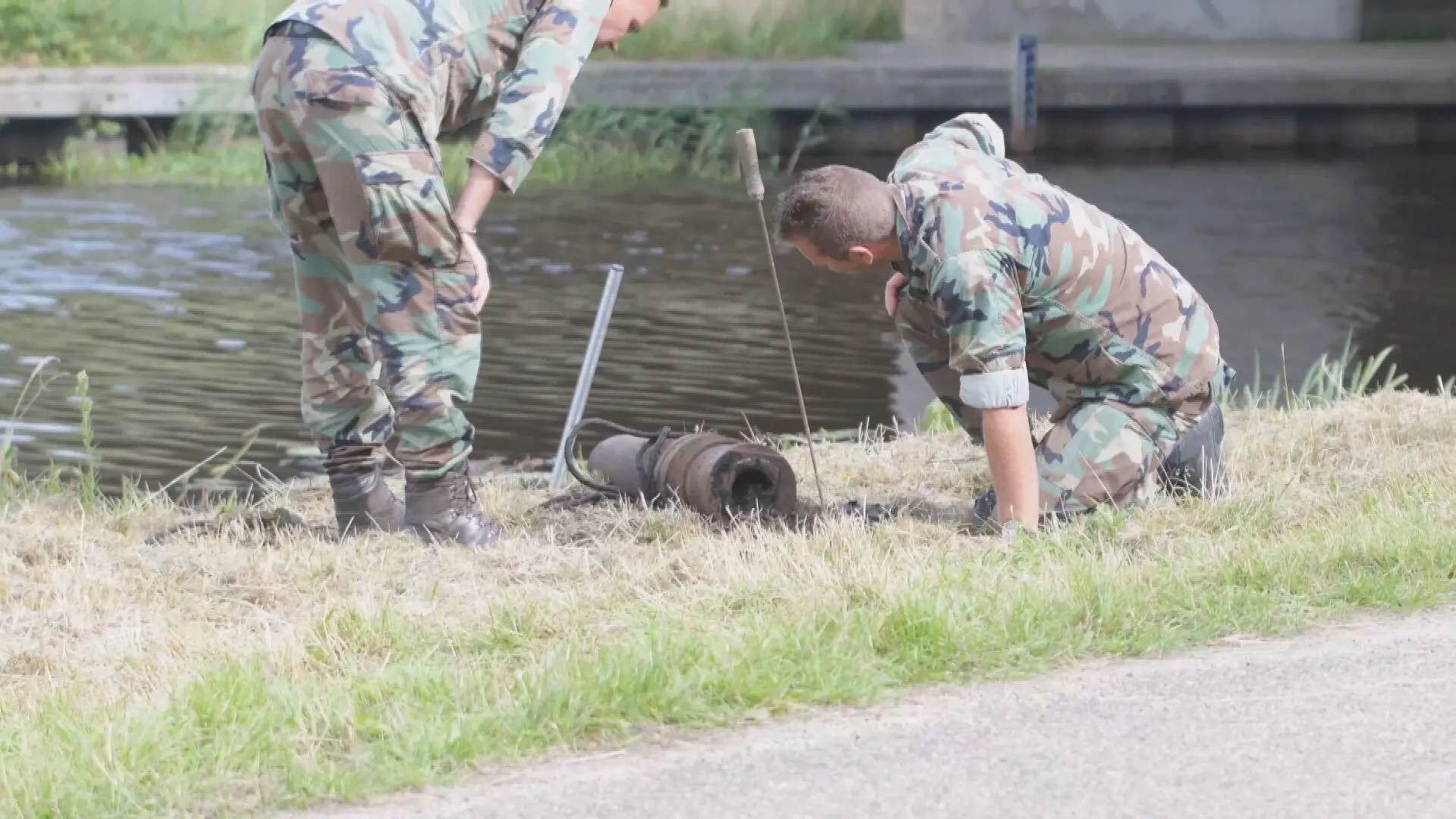 Vistripje met familie ineens wel heel spannend: Ivan en Aline vissen geladen kanon op