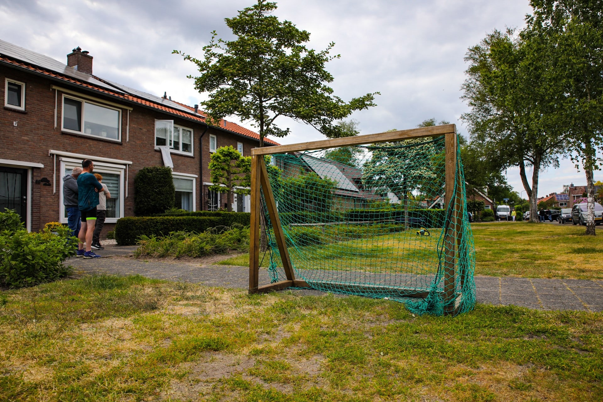 Bejaarde man steekt vader voor ogen van kinderen neer na uit de hand gelopen ruzie over voetbal
