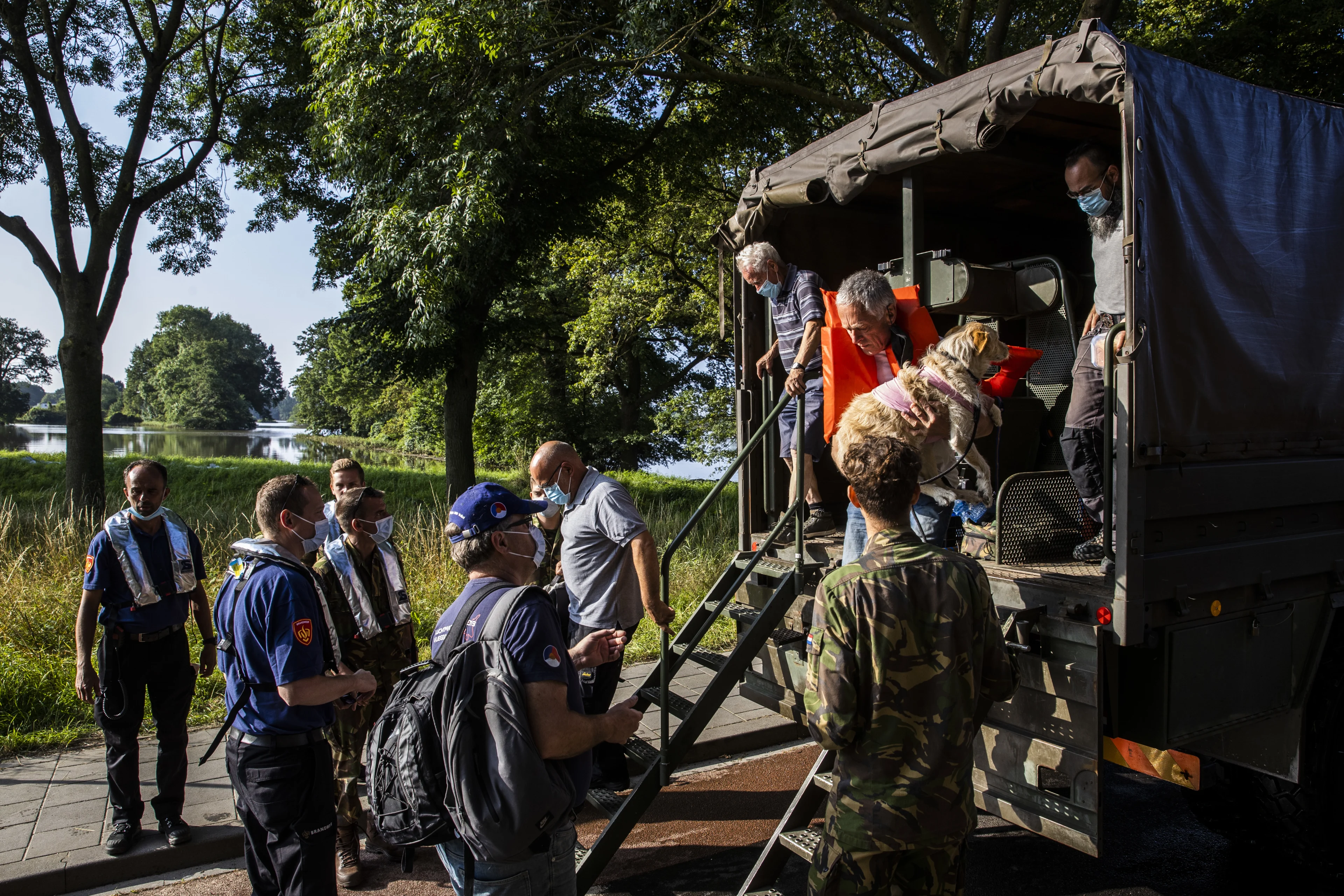 Inwoners 'eiland' Bergen worden heen en weer gependeld met legertrucks: 'Een apart sfeertje'