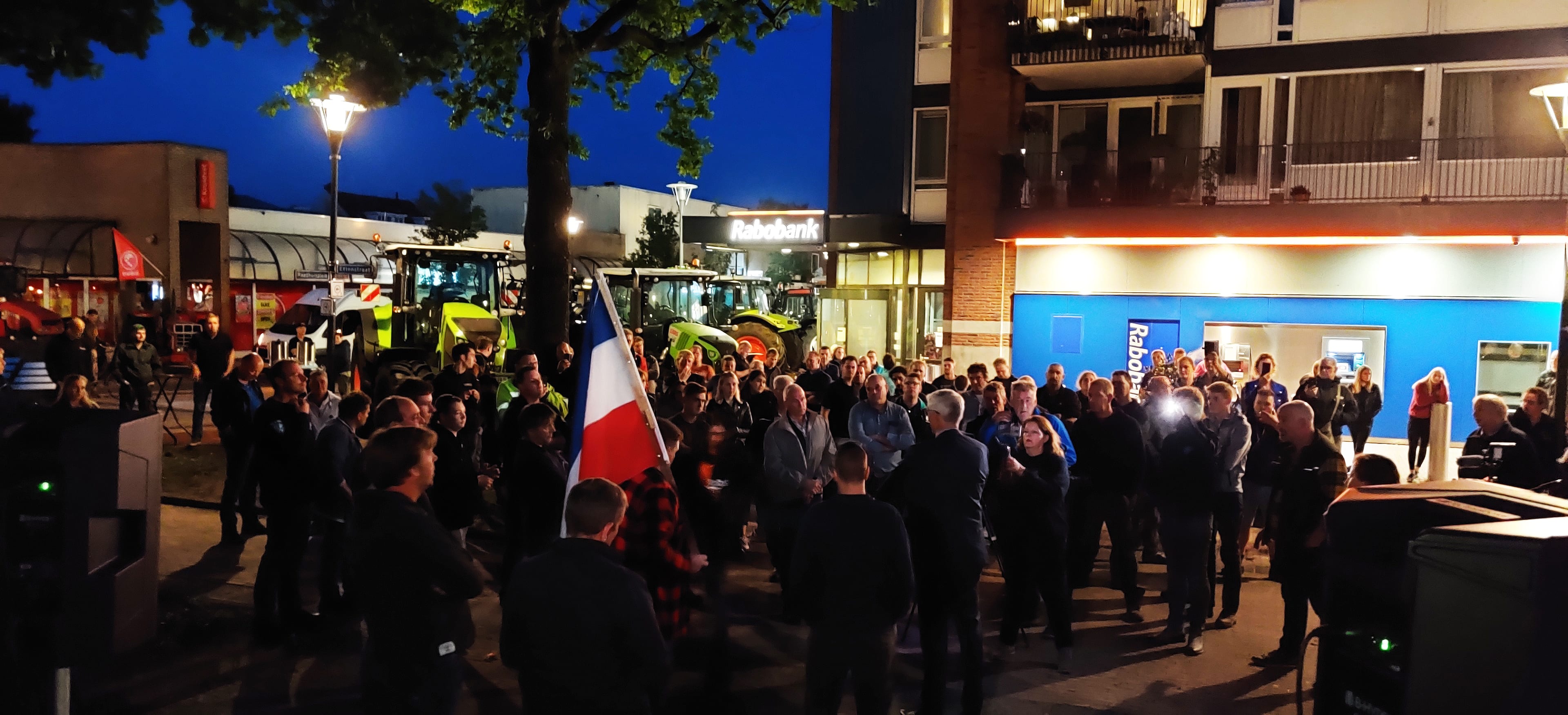 Tientallen boze boeren protesteren bij gemeentehuis Beilen tegen arrestaties in Wijster