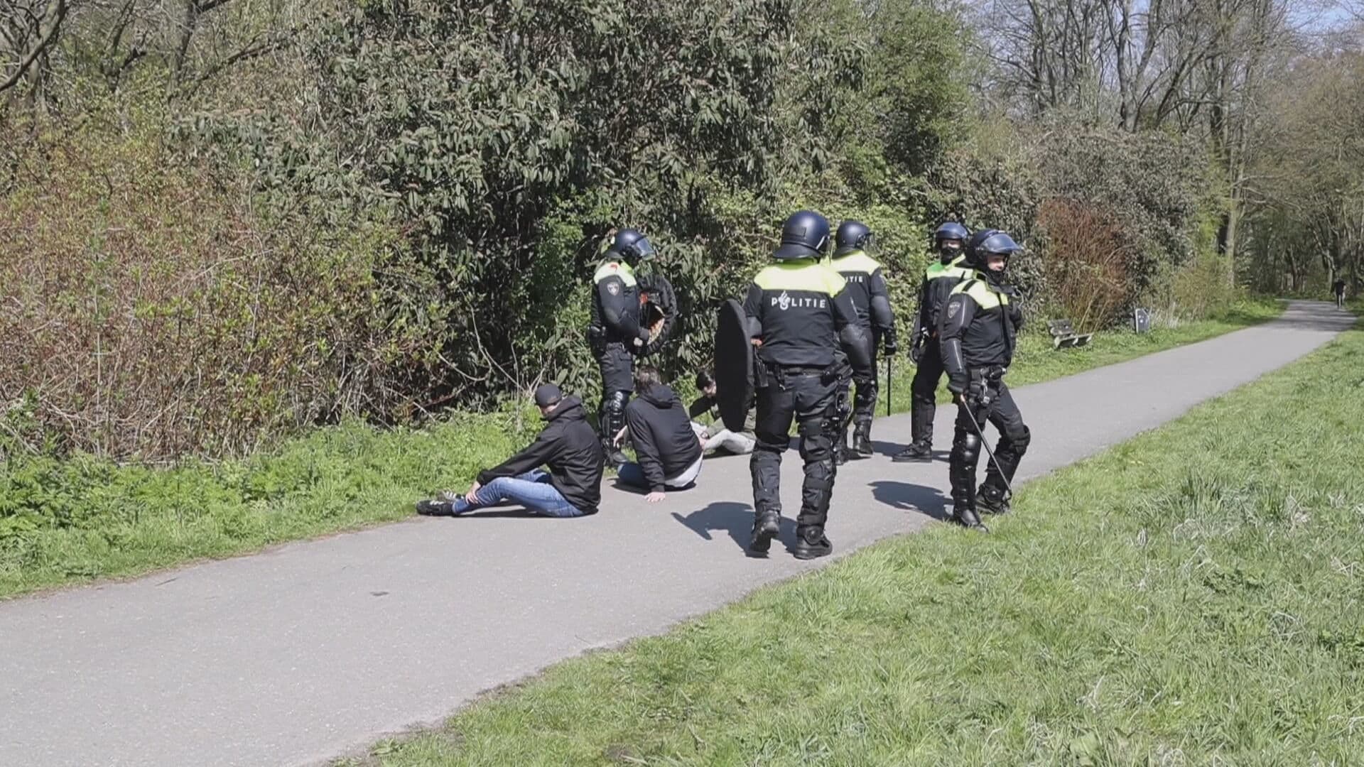 Voetbalsupporters met elkaar op de vuist bij Ikea Delft