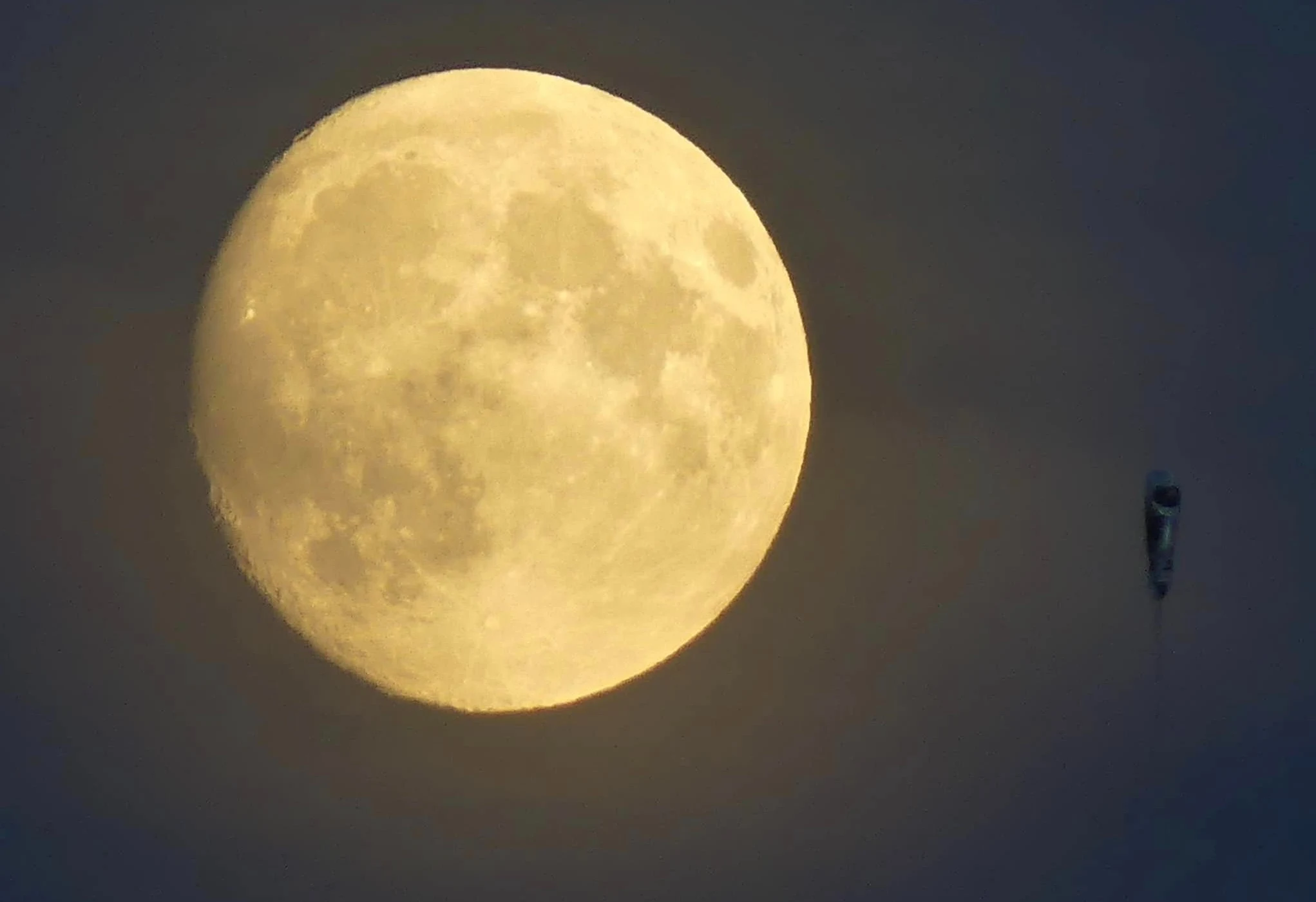 Wilde speculaties over maanfoto van Mathilde: 'Marsmannetjes of een ufo'  