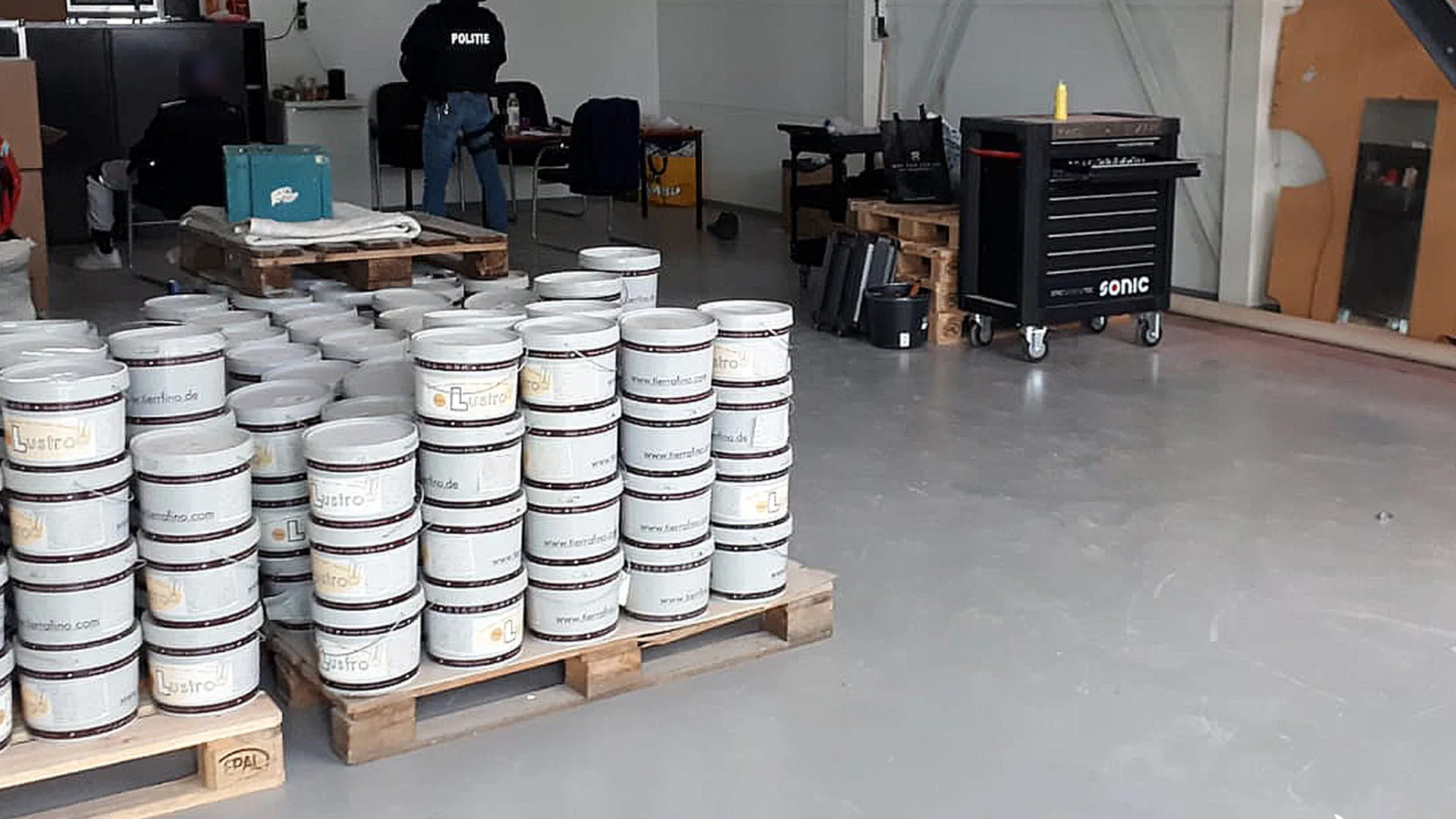 Groot drugslab ontdekt in Westzaan: 600.000 xtc-pillen gevonden