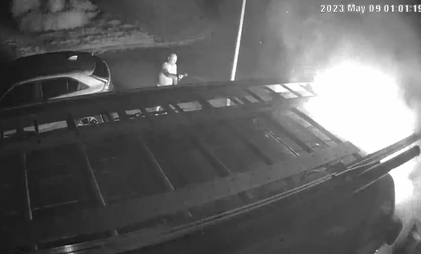 Chris rent in blootje naar buiten om in brand gestoken bus te blussen: 'Was geen redden meer aan'