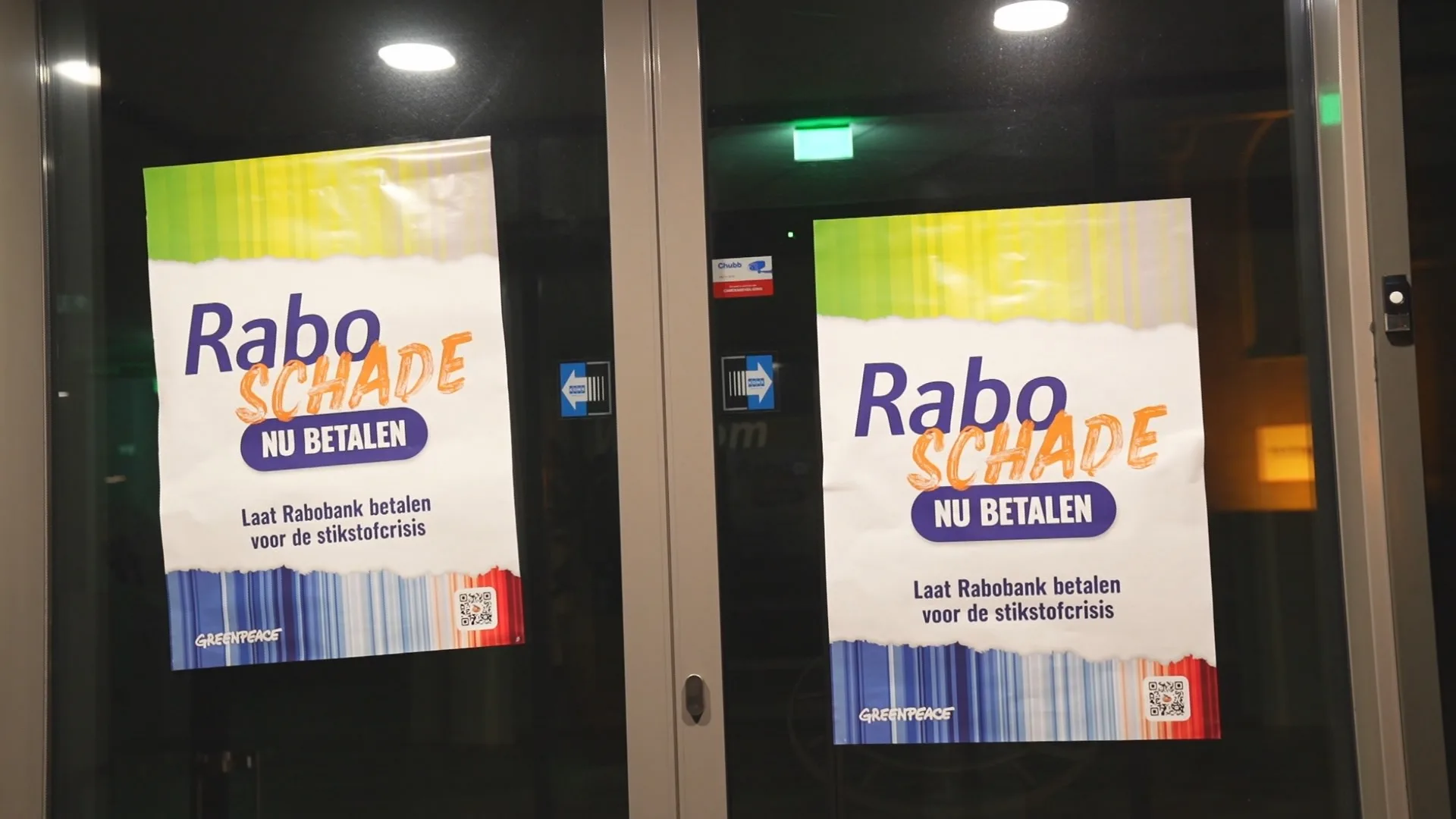 Greenpeace plakt posters op ruim honderd kantoren Rabobank wegens stikstofcrisis