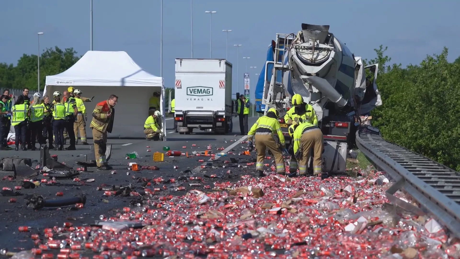 Dode bij botsing twee vrachtwagens op A59, weg bezaaid met lading blikjes