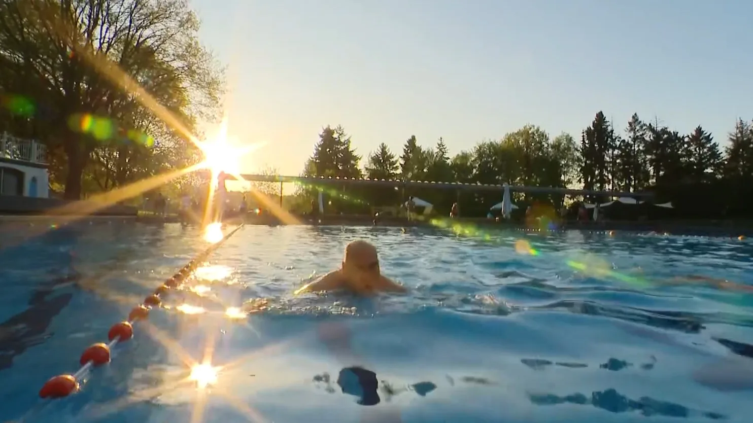 Rijen voor het hek: buitenzwembaden weer open