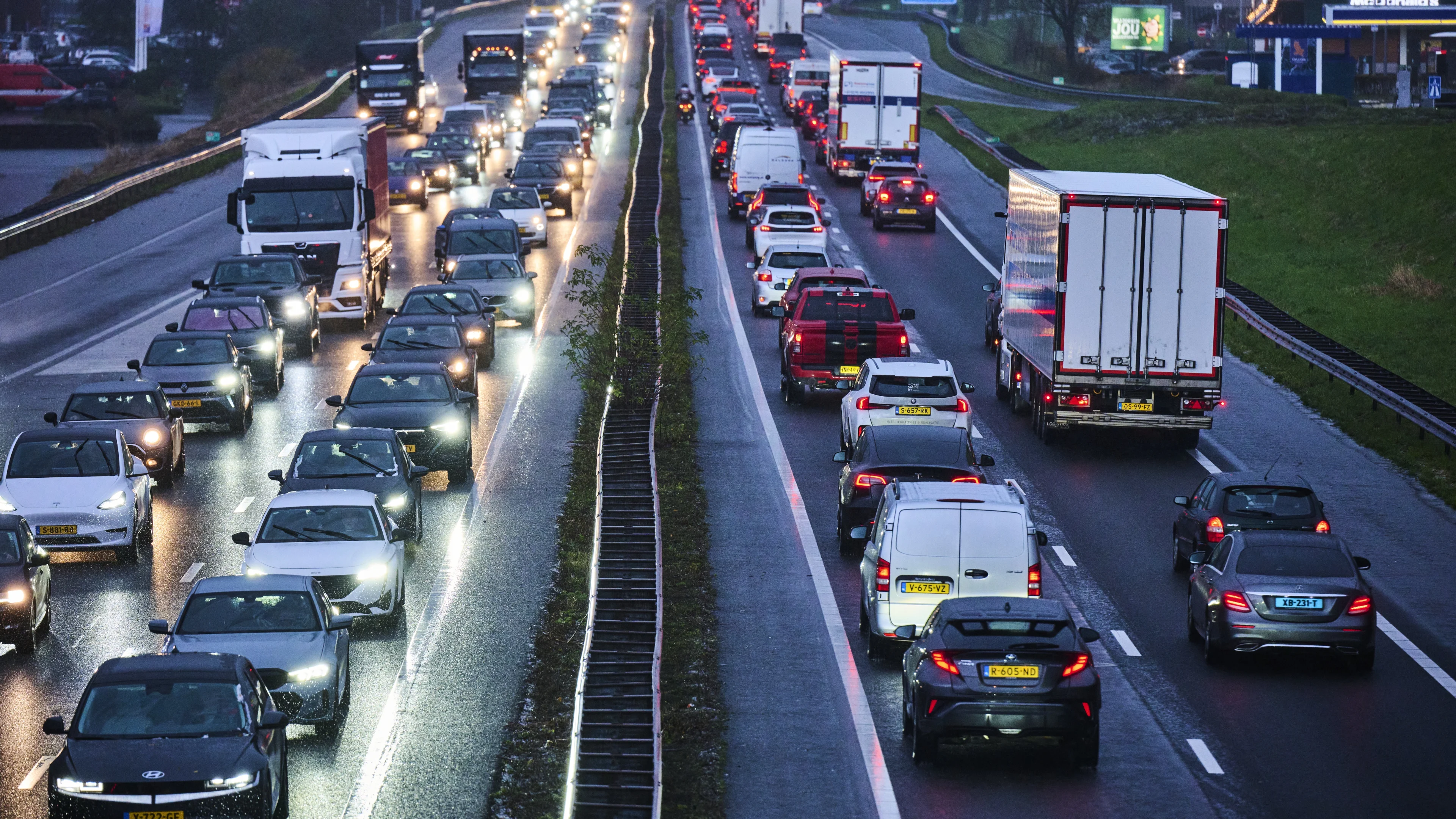Drukke ochtendspits, vooral veel vertraging op A16 naar Rotterdam