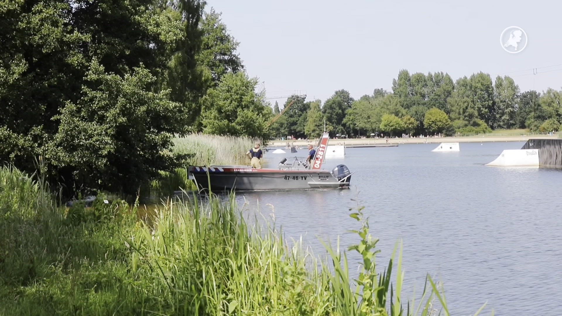 Hulpdiensten zoeken naar vermiste jongen (16) bij recreatieplas in Emst