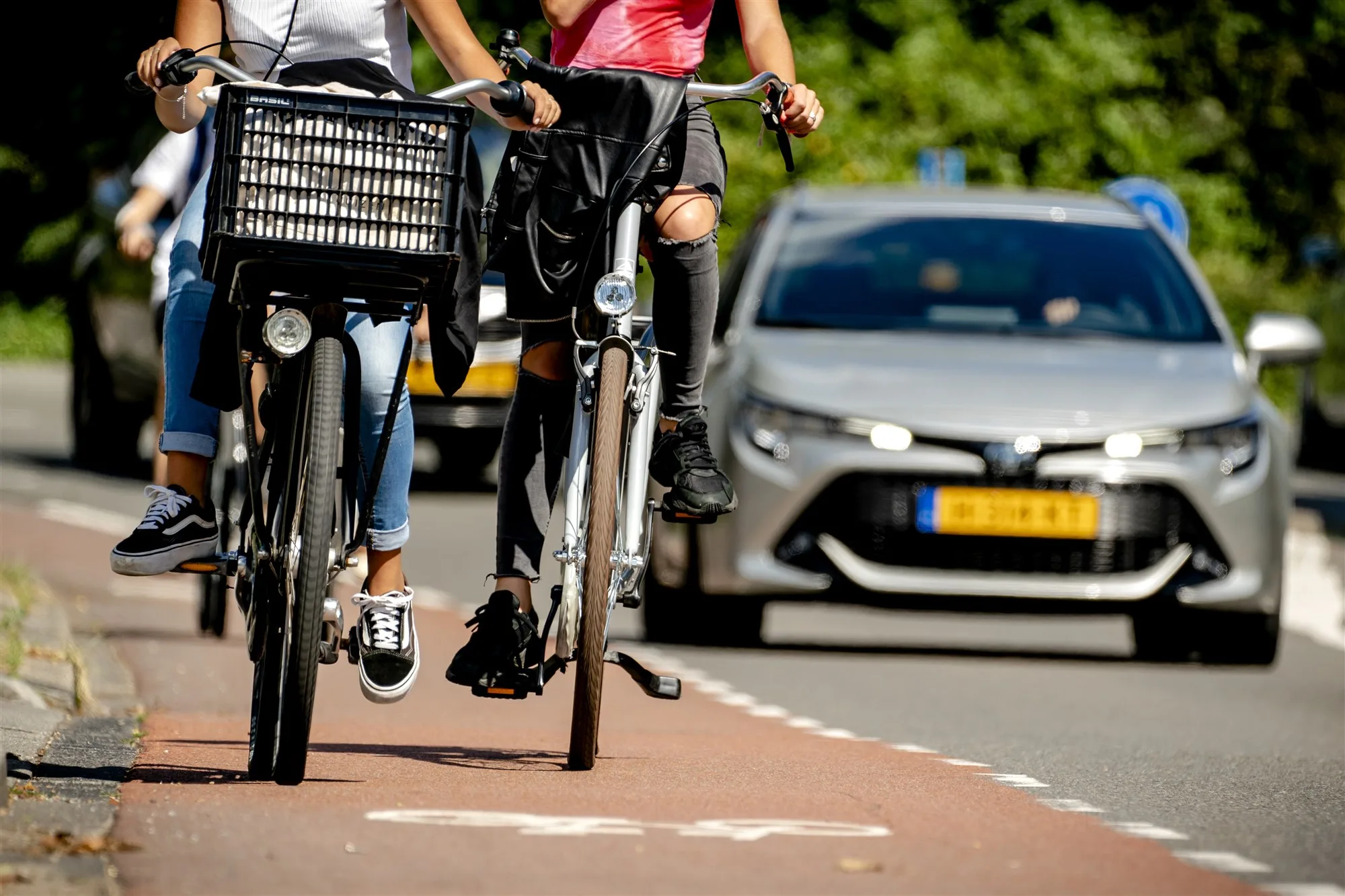 Politie zoekt man met baard en houthakkershemd die vrouw van fiets trapte