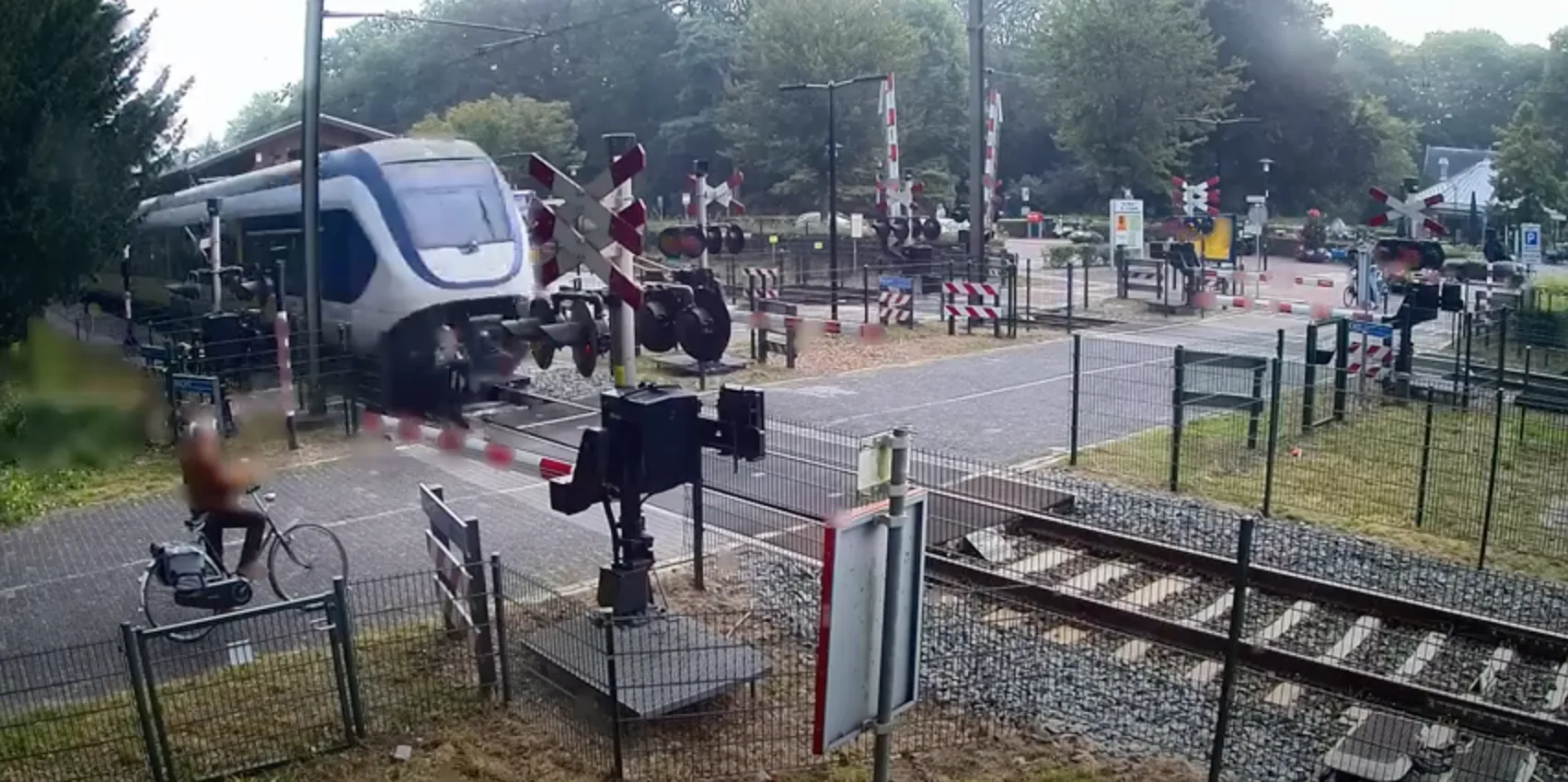 ProRail waarschuwt na bizarre beelden: vrouw op haar na gemist door voorbijrazende trein