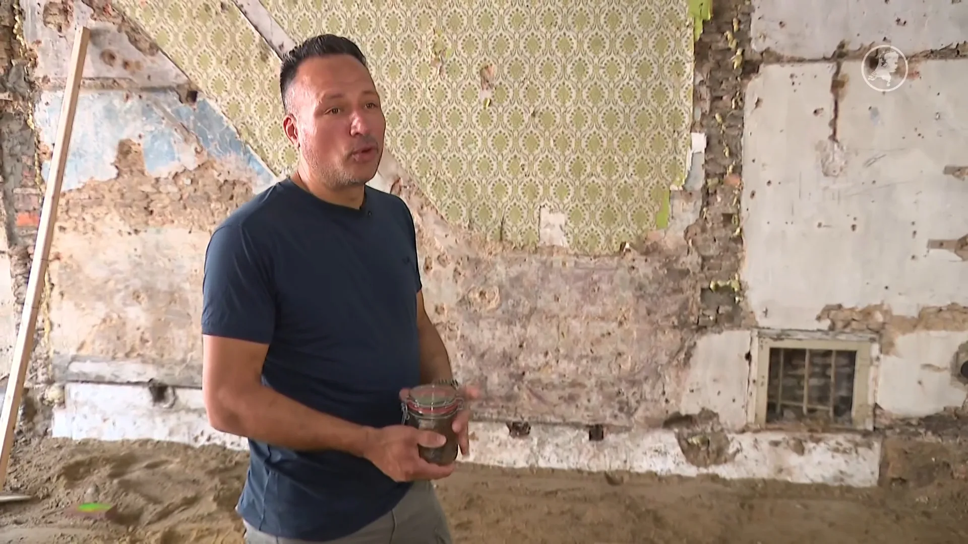 Bizarre vondst bij verbouwing: grafzerk, waterput en oude munten
