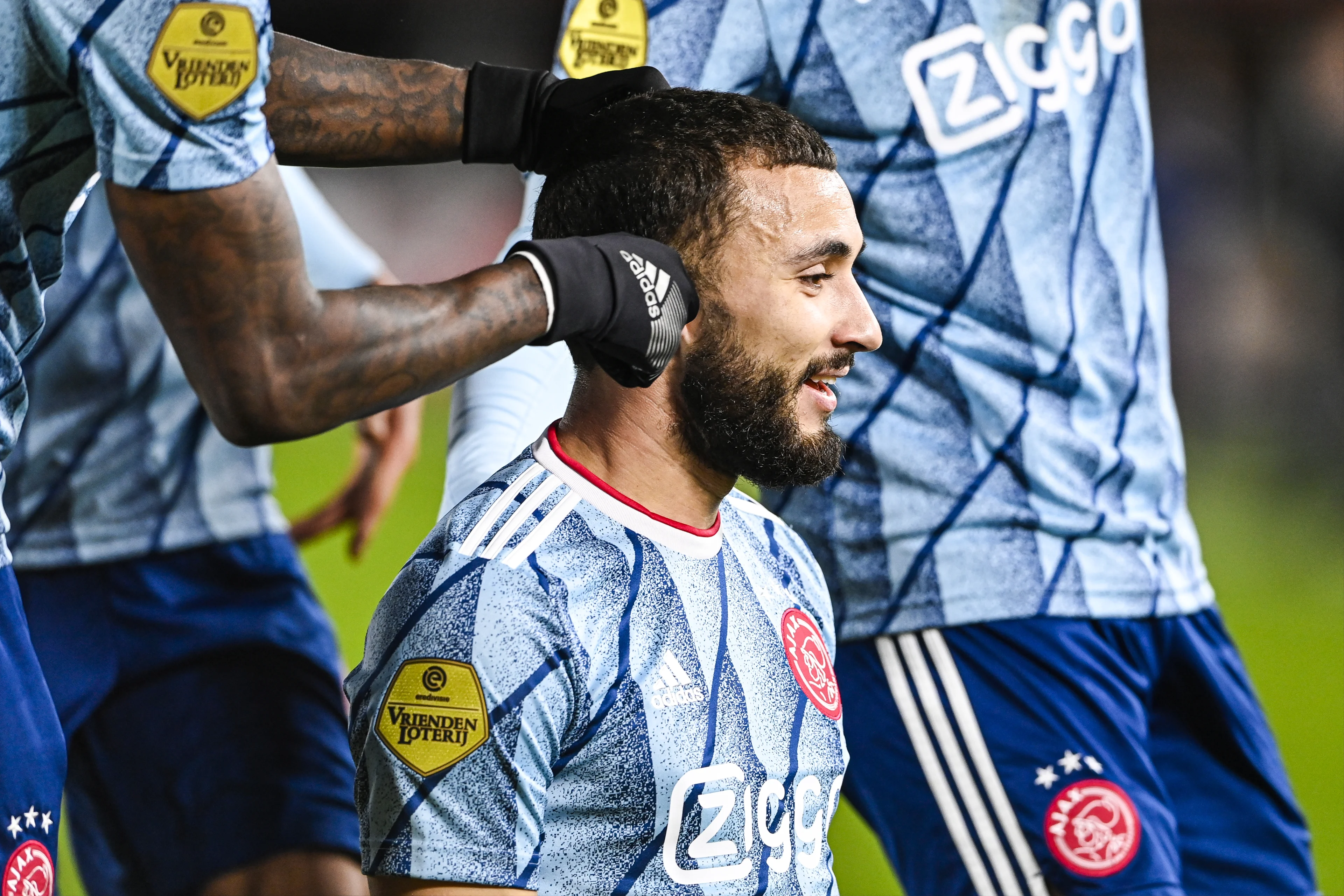 Kappers woedend om knipgebaar Ajax-spelers: 'Voetballers maken dikke middelvinger naar ons'