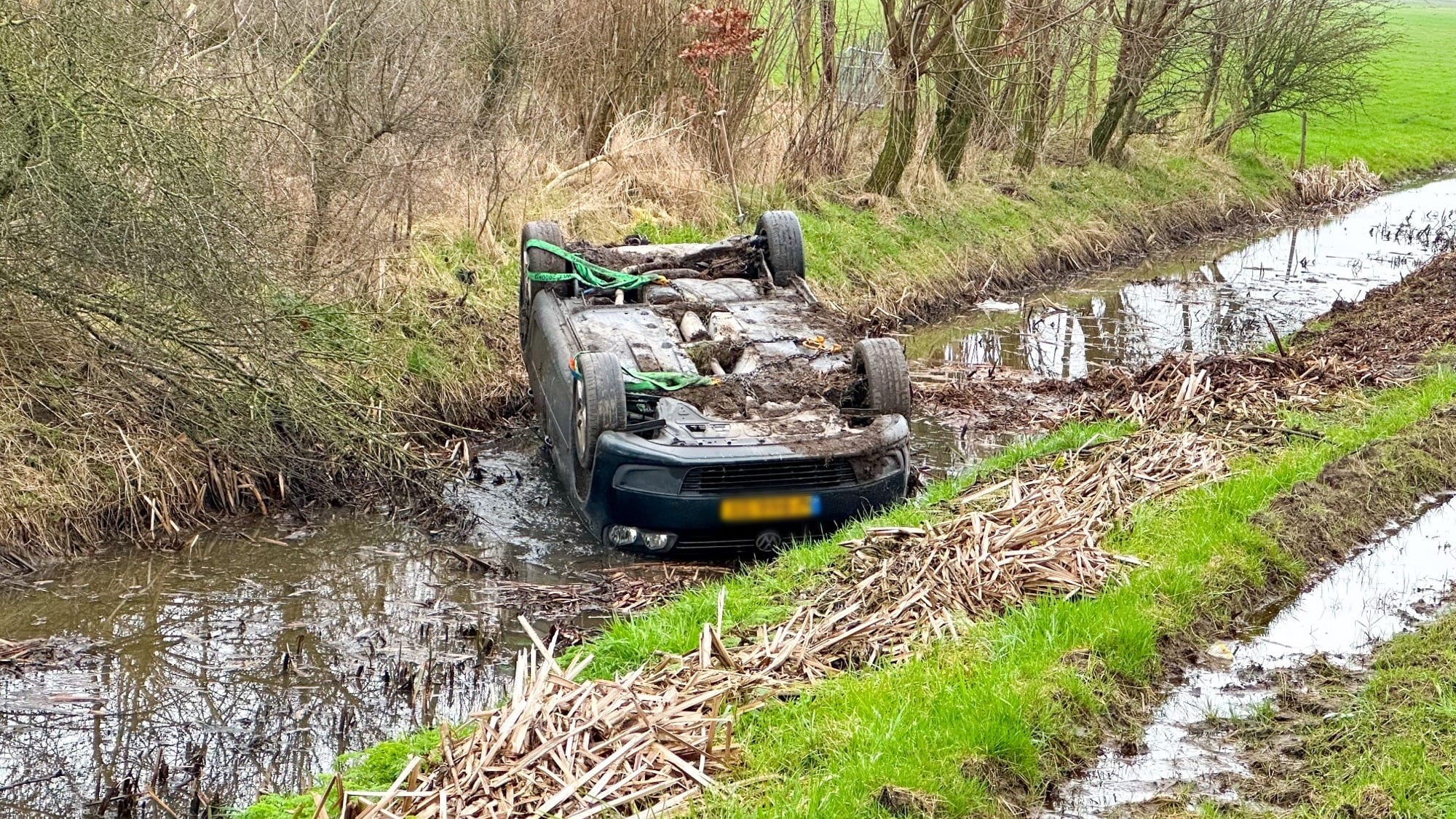 Auto slaat over de kop bij Nijkerk, vijf mensen naar ziekenhuis