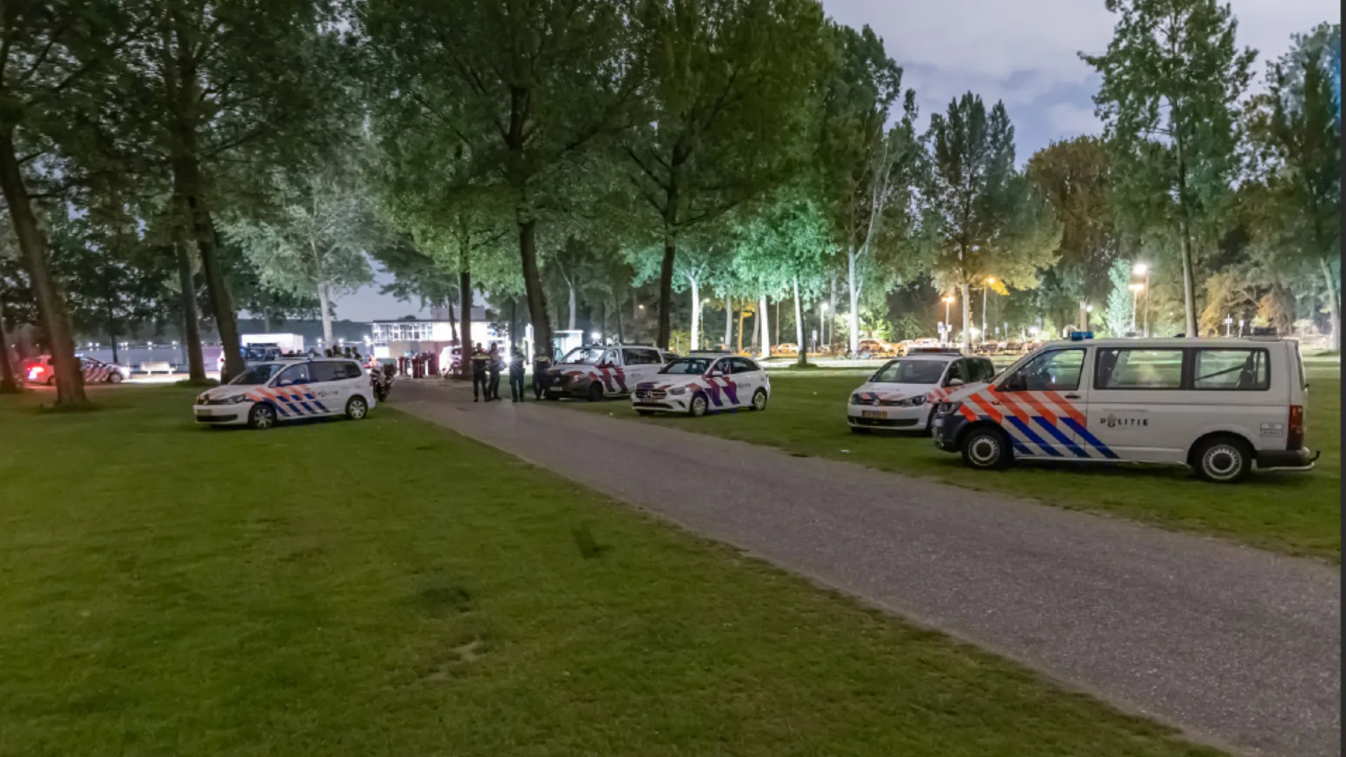 Politie maakt einde aan megafeest met honderden mensen in Kralingse Bos