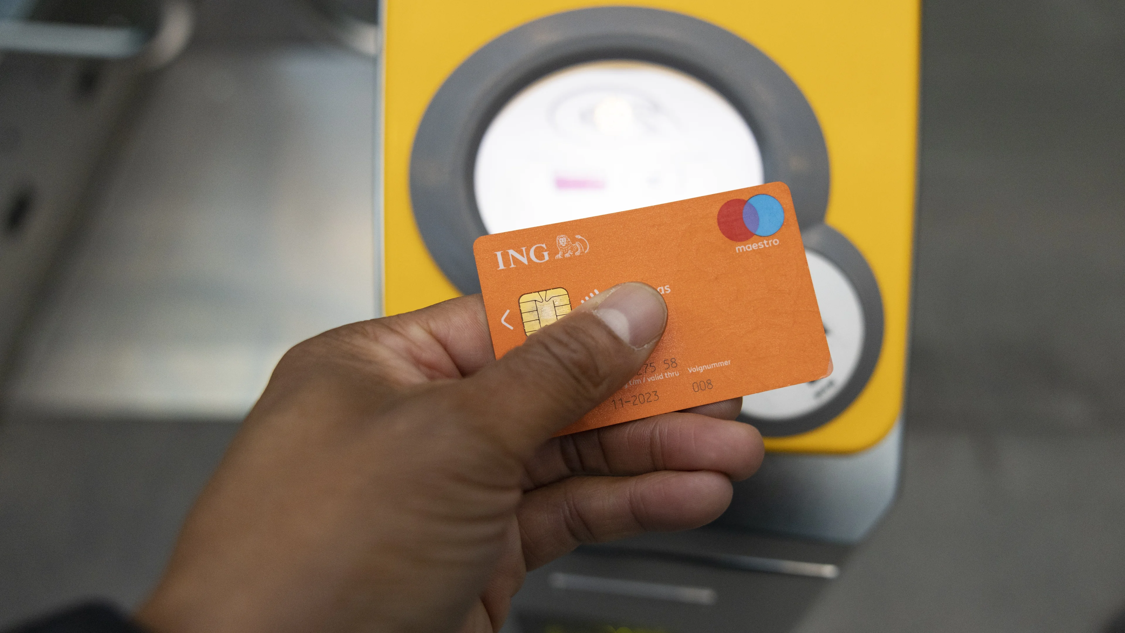 Inchecken in de trein kan nu ook met je bankpas, zo werkt dat