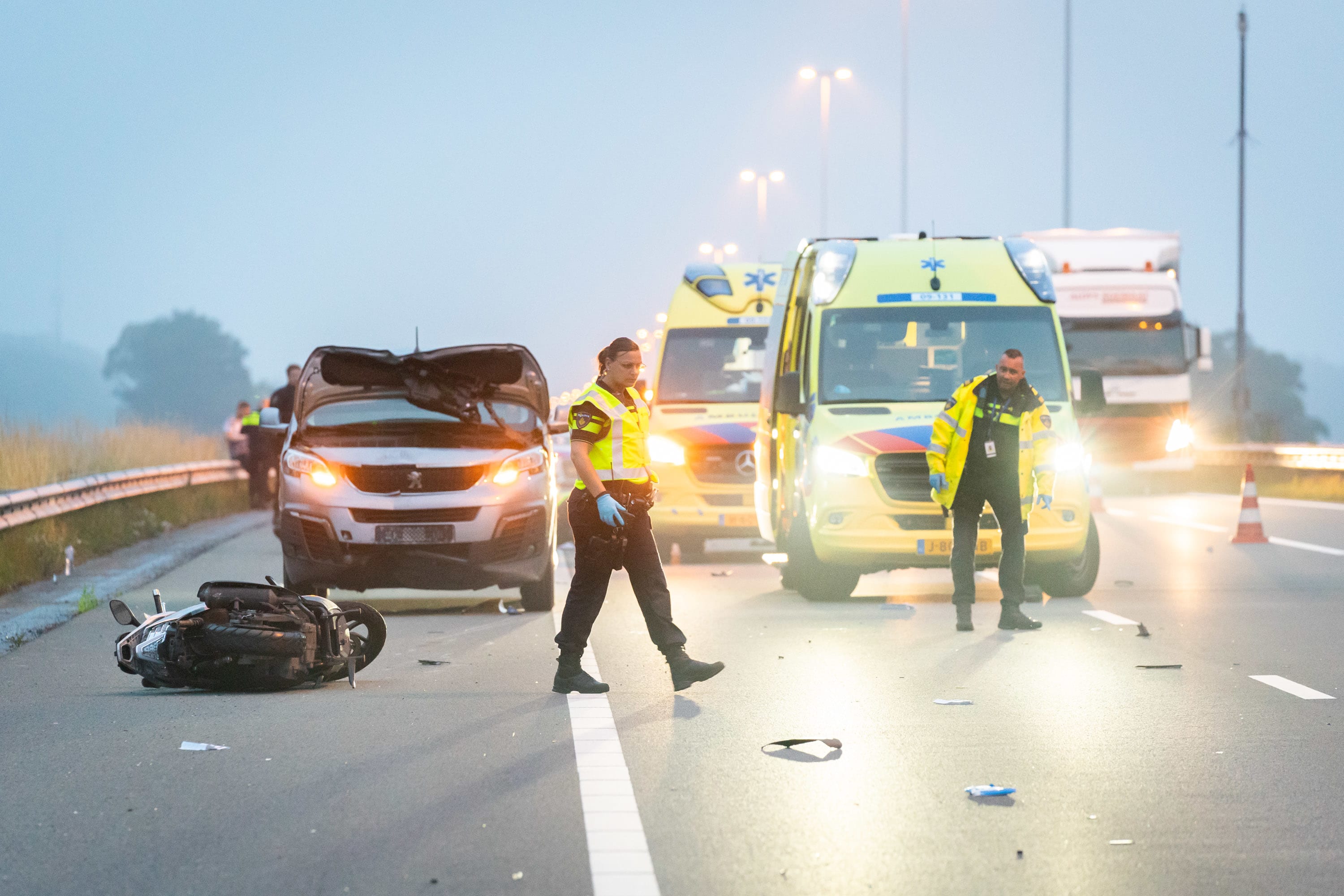 Motorrijder ernstig gewond na ongeluk op A12, kilometerslange file