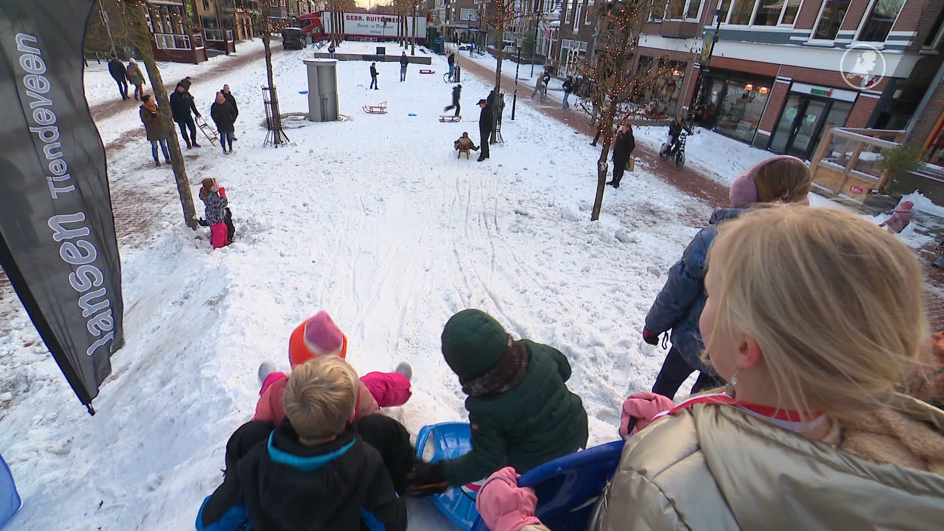 Winterfeestje op straat: eerste Hoogeveens kampioenschap sleetje rijden