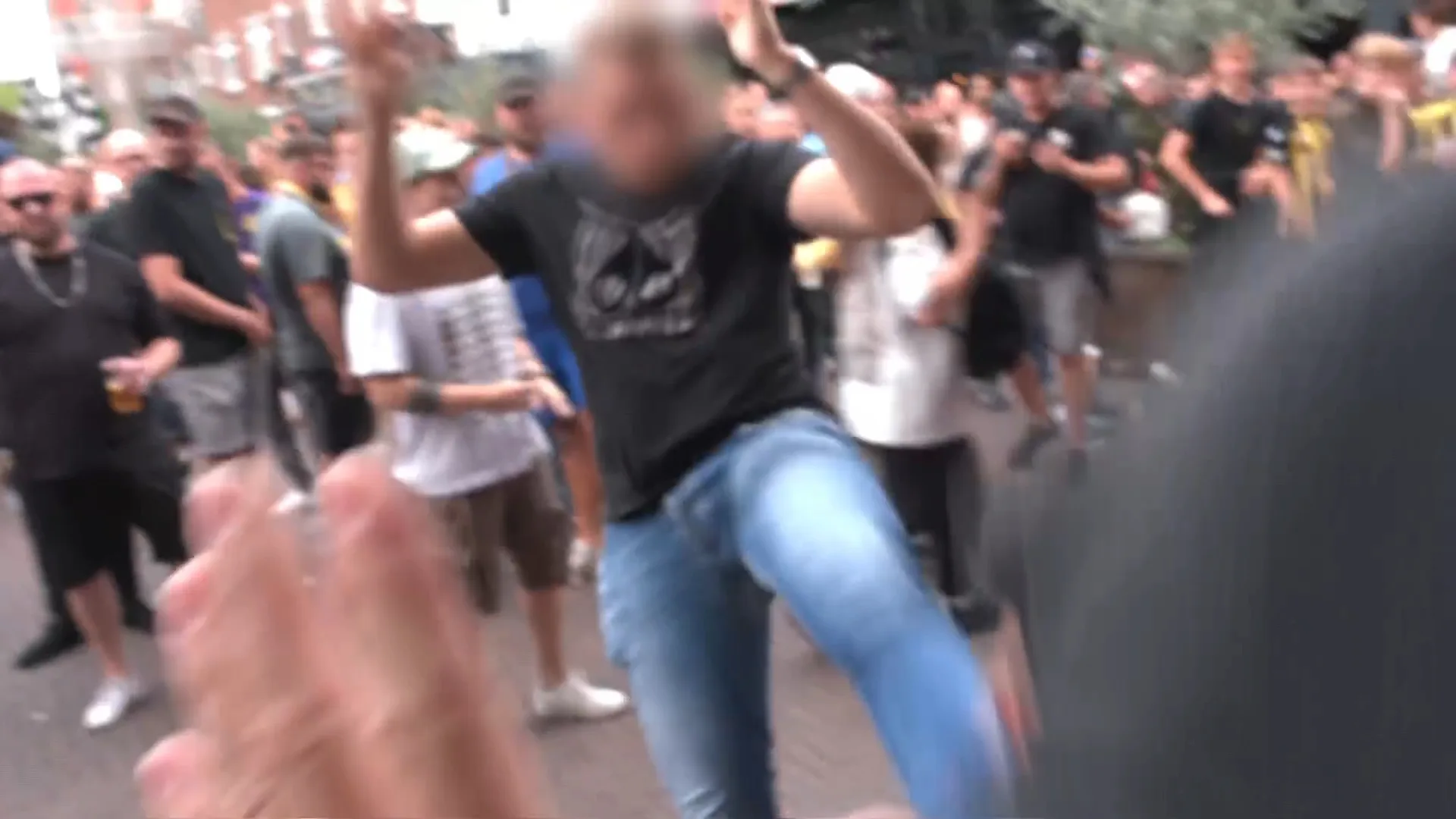 Vitesse-supporters delen klappen en trappen uit na horen slecht nieuws