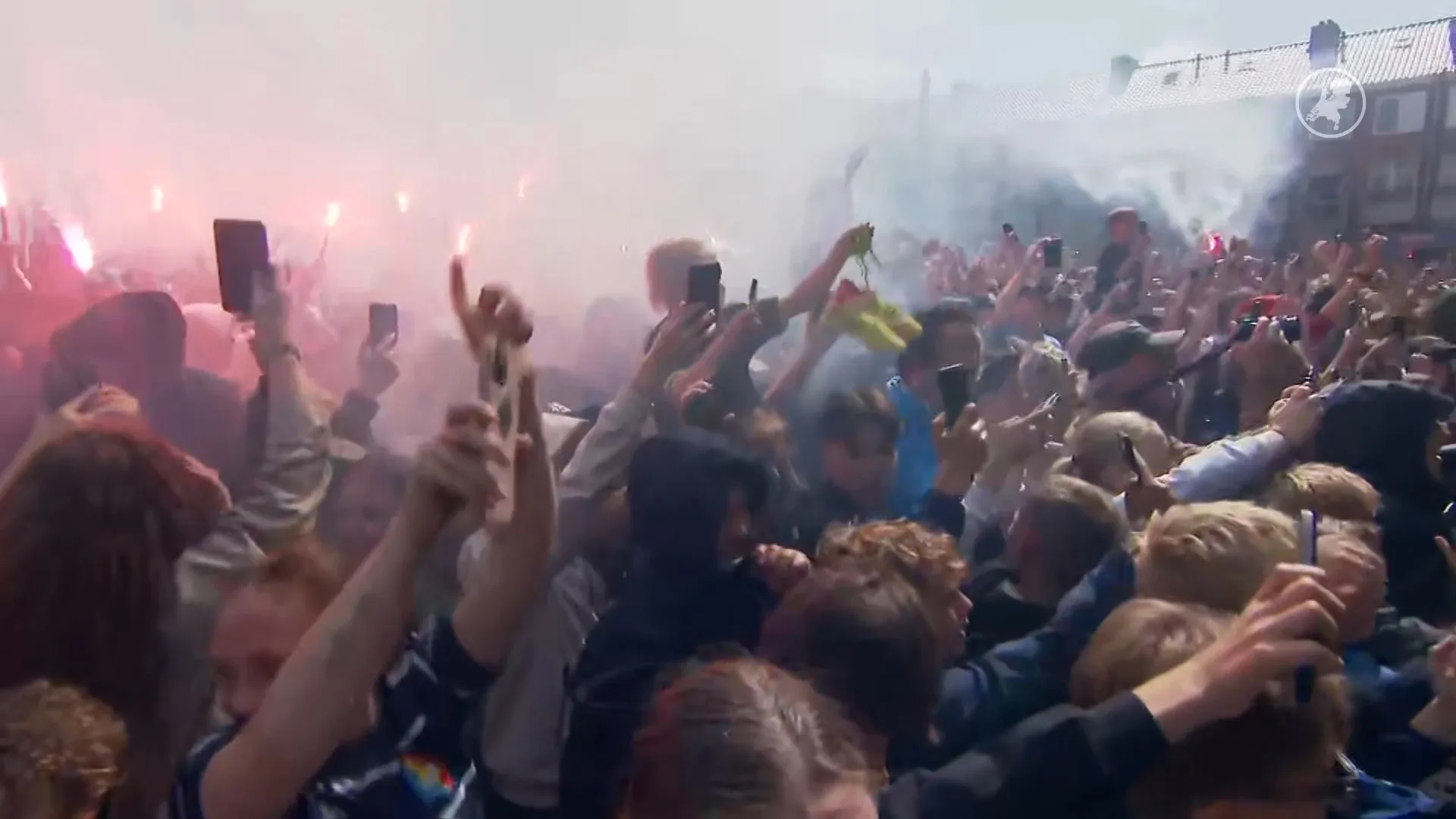 Voetballers Telstar op bomvol plein in IJmuiden gehuldigd na sensationele promotie