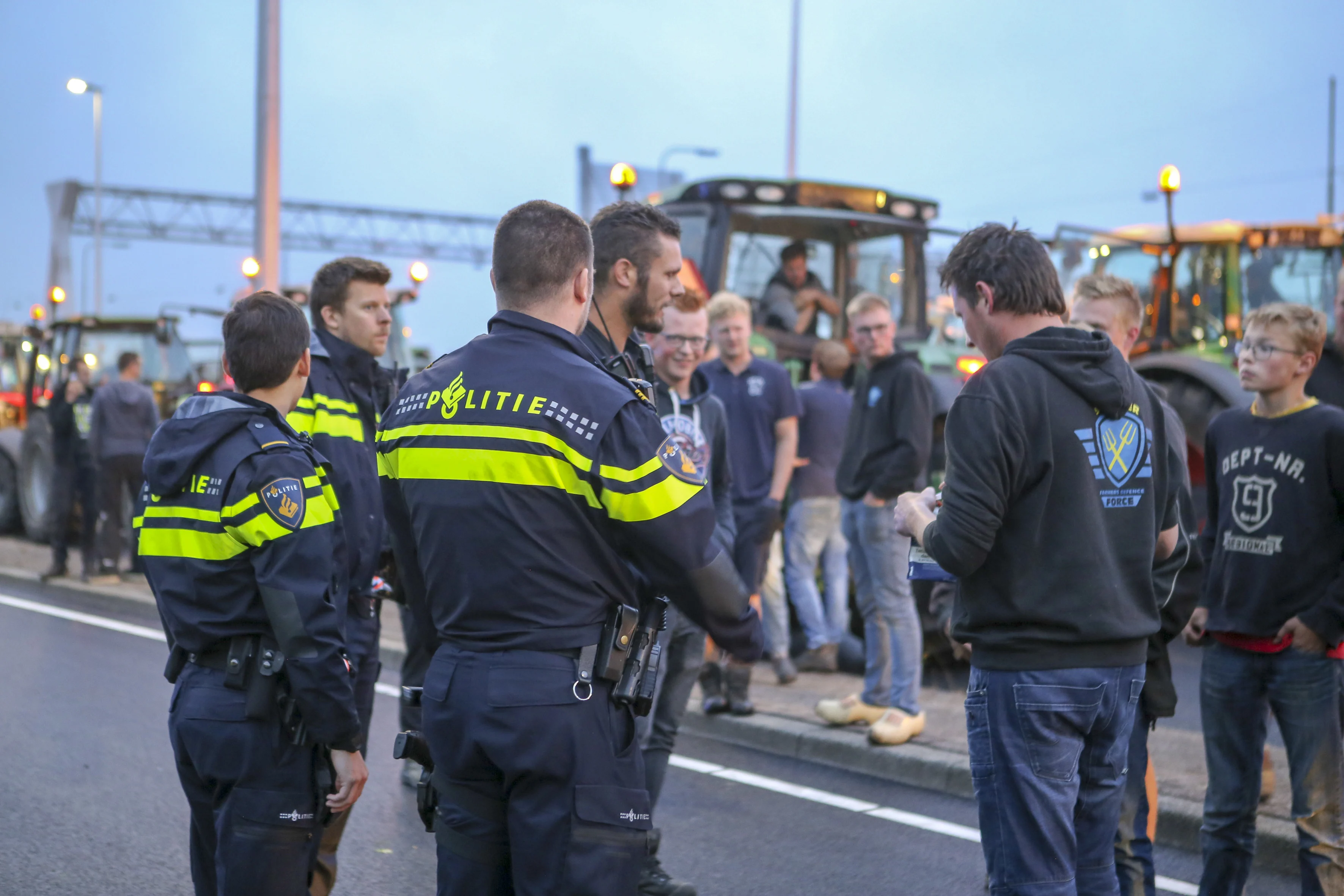 Boeren demonstreren spontaan bij Schiphol: defensie sluit toegangsweg af